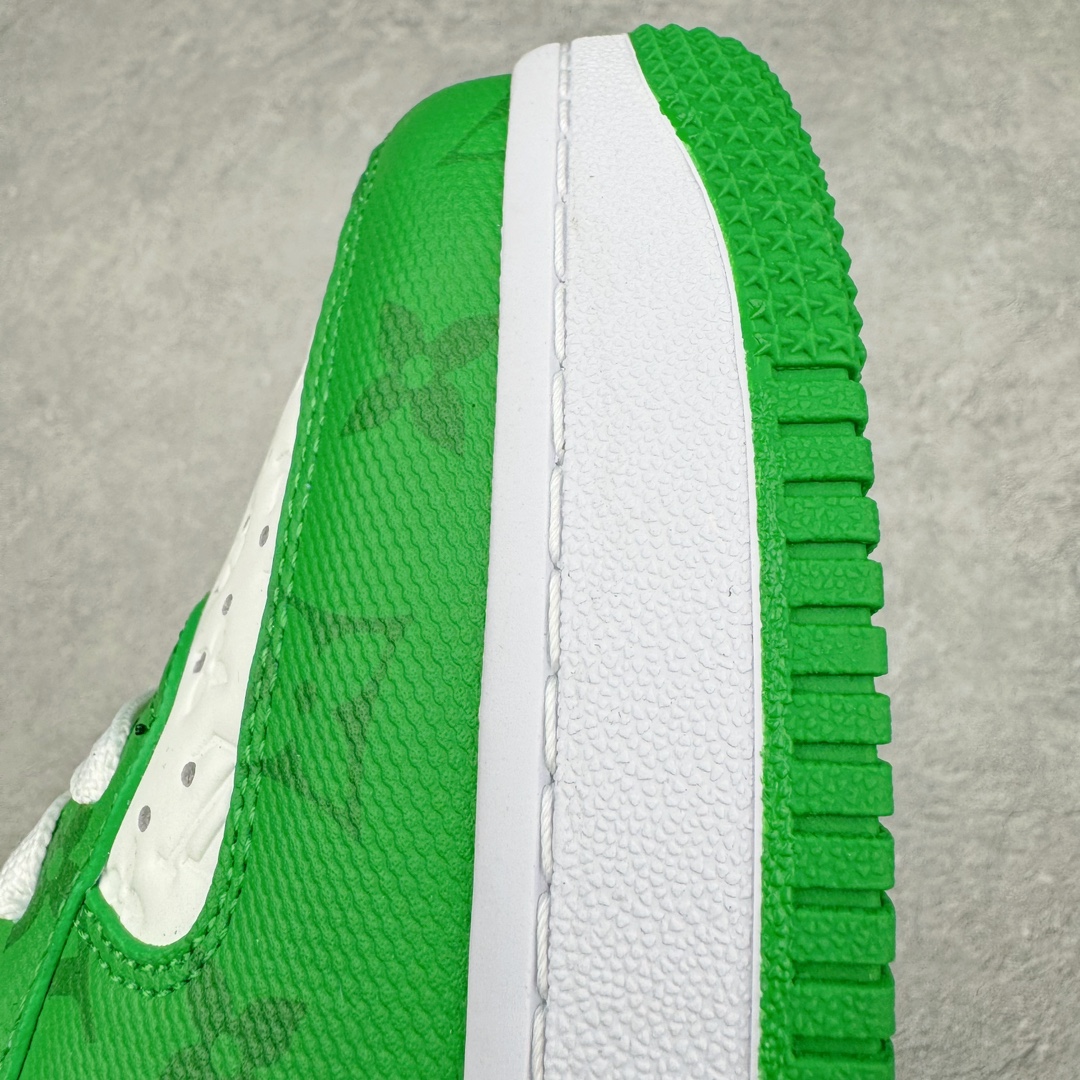 图片[18]-＃东莞纯原 市面独家顶级版本 Louis Vuitton lv x NK Air Force1 Low 空军重磅联名 至今巅峰之作 男款最新升级改良版 25个配色持续更新东莞大厂耗资原鞋开发 当时发售前基本上没货 2级市场买了两双回来开发 一双白蓝女鞋 一双全白男鞋 当时一双价格5w+ 拿到手上有点发抖 全鞋拼接工艺的完美衔接 看不出一点有拼接过的痕迹 最重要的鞋面材料 都需进口订做采用意大利Monogram 纳米牛皮 软度舒适度非常好 报废率也极高 全鞋工艺极其复杂鞋面的印花 压纹都是对于工厂新的摸索和挑战 原版大底私模开发 区别市场低价版本共用老款空军磨具大底 毕竟原版4-5万的鞋 做工材质都是进口最顶级的皮革 质地暗花烫金的拼接凸显高级和质感 鞋身非常轻便大底舒适度非常之高 完全改变了之前Force1 Low 的笨重硬度不舒适的设计 对于品牌和设计师不做多的介绍做好鞋也很想用情怀做铺垫可惜文字格不够 有喜欢关注此款很久的朋友可以考虑下顶级高端fake 一比一的细节 全身心的开发只为还原你购买后称赞还不错的潮鞋 男女鞋尺码 35 36 37 38 39 40 41 42 43 44 45 46-选品中心