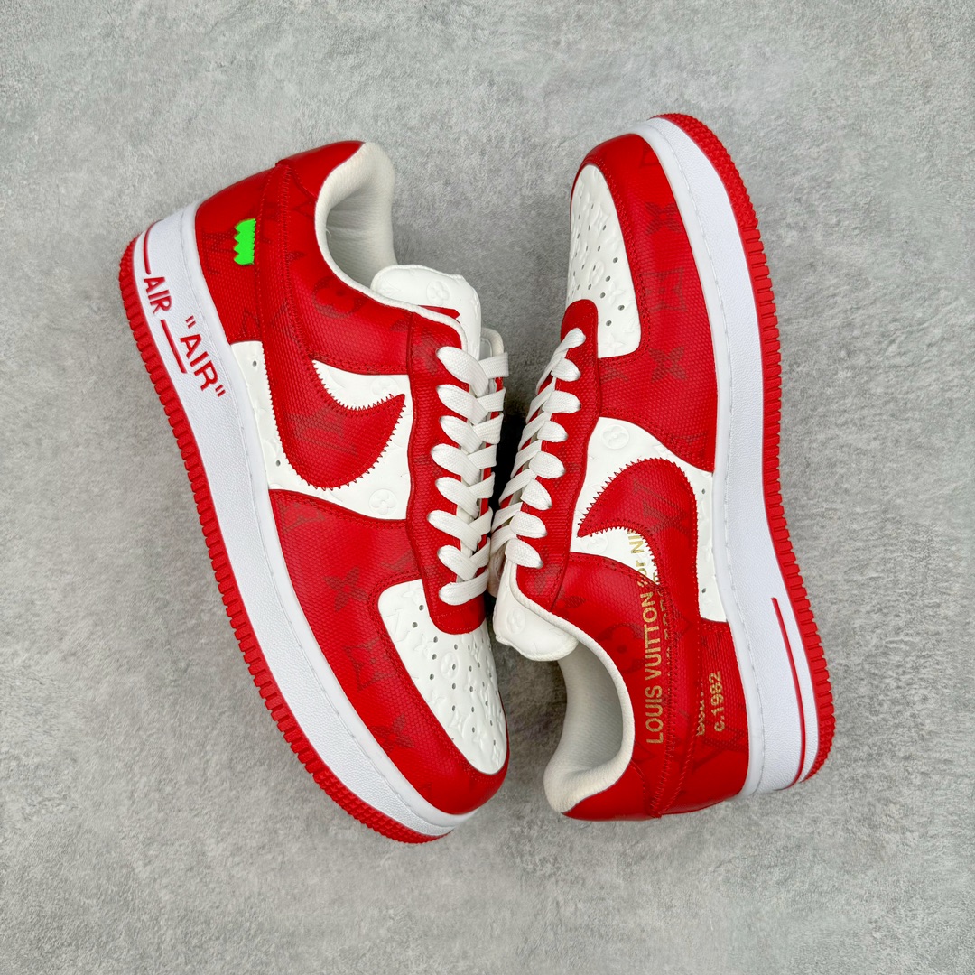 图片[3]-＃东莞纯原 市面独家顶级版本 Louis Vuitton lv x NK Air Force1 Low 空军重磅联名 至今巅峰之作 男款最新升级改良版 25个配色持续更新东莞大厂耗资原鞋开发 当时发售前基本上没货 2级市场买了两双回来开发 一双白蓝女鞋 一双全白男鞋 当时一双价格5w+ 拿到手上有点发抖 全鞋拼接工艺的完美衔接 看不出一点有拼接过的痕迹 最重要的鞋面材料 都需进口订做采用意大利Monogram 纳米牛皮 软度舒适度非常好 报废率也极高 全鞋工艺极其复杂鞋面的印花 压纹都是对于工厂新的摸索和挑战 原版大底私模开发 区别市场低价版本共用老款空军磨具大底 毕竟原版4-5万的鞋 做工材质都是进口最顶级的皮革 质地暗花烫金的拼接凸显高级和质感 鞋身非常轻便大底舒适度非常之高 完全改变了之前Force1 Low 的笨重硬度不舒适的设计 对于品牌和设计师不做多的介绍做好鞋也很想用情怀做铺垫可惜文字格不够 有喜欢关注此款很久的朋友可以考虑下顶级高端fake 一比一的细节 全身心的开发只为还原你购买后称赞还不错的潮鞋 男女鞋尺码 35 36 37 38 39 40 41 42 43 44 45 46-选品中心