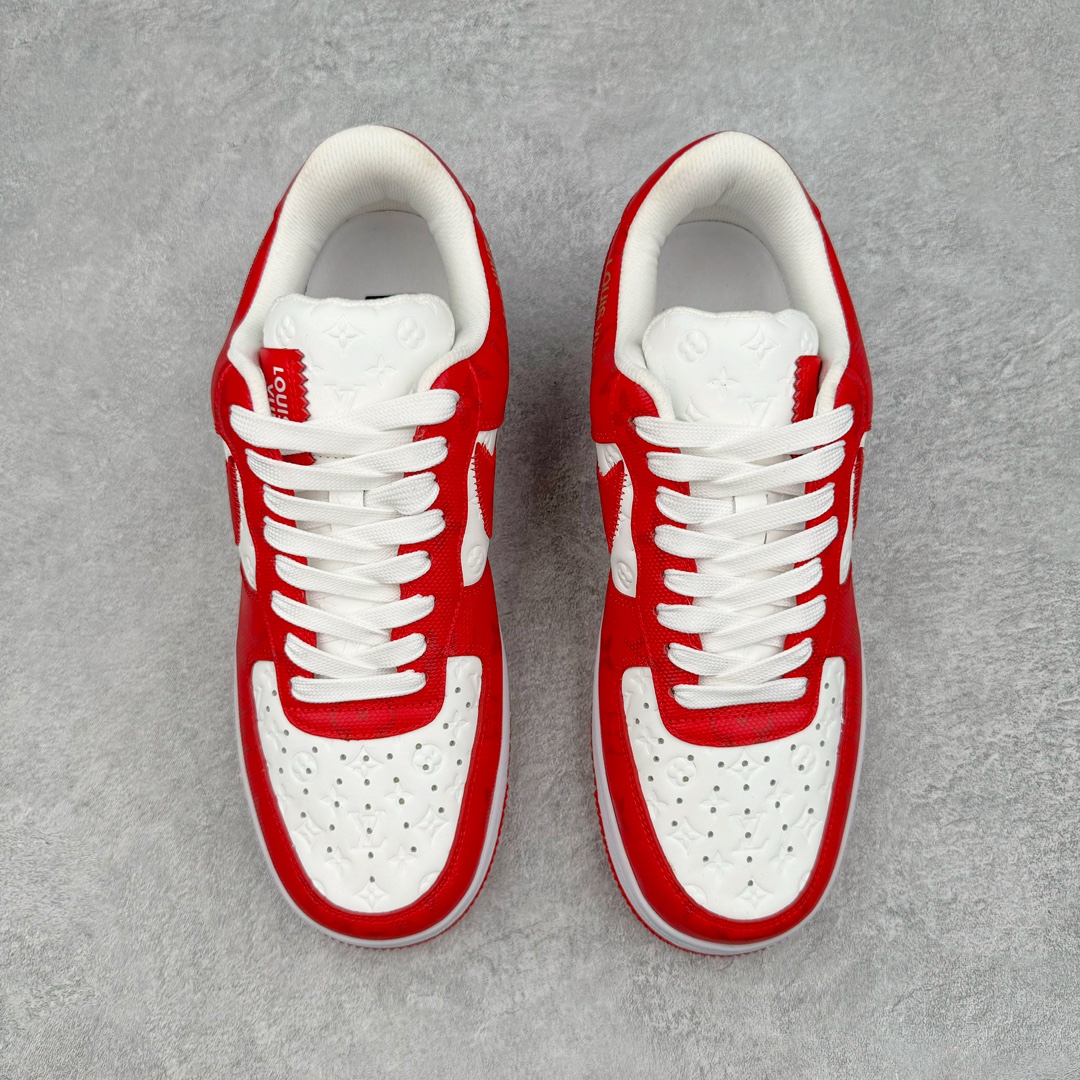 图片[2]-＃东莞纯原 市面独家顶级版本 Louis Vuitton lv x NK Air Force1 Low 空军重磅联名 至今巅峰之作 男款最新升级改良版 25个配色持续更新东莞大厂耗资原鞋开发 当时发售前基本上没货 2级市场买了两双回来开发 一双白蓝女鞋 一双全白男鞋 当时一双价格5w+ 拿到手上有点发抖 全鞋拼接工艺的完美衔接 看不出一点有拼接过的痕迹 最重要的鞋面材料 都需进口订做采用意大利Monogram 纳米牛皮 软度舒适度非常好 报废率也极高 全鞋工艺极其复杂鞋面的印花 压纹都是对于工厂新的摸索和挑战 原版大底私模开发 区别市场低价版本共用老款空军磨具大底 毕竟原版4-5万的鞋 做工材质都是进口最顶级的皮革 质地暗花烫金的拼接凸显高级和质感 鞋身非常轻便大底舒适度非常之高 完全改变了之前Force1 Low 的笨重硬度不舒适的设计 对于品牌和设计师不做多的介绍做好鞋也很想用情怀做铺垫可惜文字格不够 有喜欢关注此款很久的朋友可以考虑下顶级高端fake 一比一的细节 全身心的开发只为还原你购买后称赞还不错的潮鞋 男女鞋尺码 35 36 37 38 39 40 41 42 43 44 45 46-选品中心