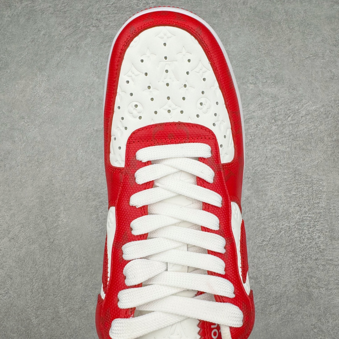 图片[4]-＃东莞纯原 市面独家顶级版本 Louis Vuitton lv x NK Air Force1 Low 空军重磅联名 至今巅峰之作 男款最新升级改良版 25个配色持续更新东莞大厂耗资原鞋开发 当时发售前基本上没货 2级市场买了两双回来开发 一双白蓝女鞋 一双全白男鞋 当时一双价格5w+ 拿到手上有点发抖 全鞋拼接工艺的完美衔接 看不出一点有拼接过的痕迹 最重要的鞋面材料 都需进口订做采用意大利Monogram 纳米牛皮 软度舒适度非常好 报废率也极高 全鞋工艺极其复杂鞋面的印花 压纹都是对于工厂新的摸索和挑战 原版大底私模开发 区别市场低价版本共用老款空军磨具大底 毕竟原版4-5万的鞋 做工材质都是进口最顶级的皮革 质地暗花烫金的拼接凸显高级和质感 鞋身非常轻便大底舒适度非常之高 完全改变了之前Force1 Low 的笨重硬度不舒适的设计 对于品牌和设计师不做多的介绍做好鞋也很想用情怀做铺垫可惜文字格不够 有喜欢关注此款很久的朋友可以考虑下顶级高端fake 一比一的细节 全身心的开发只为还原你购买后称赞还不错的潮鞋 男女鞋尺码 35 36 37 38 39 40 41 42 43 44 45 46-选品中心