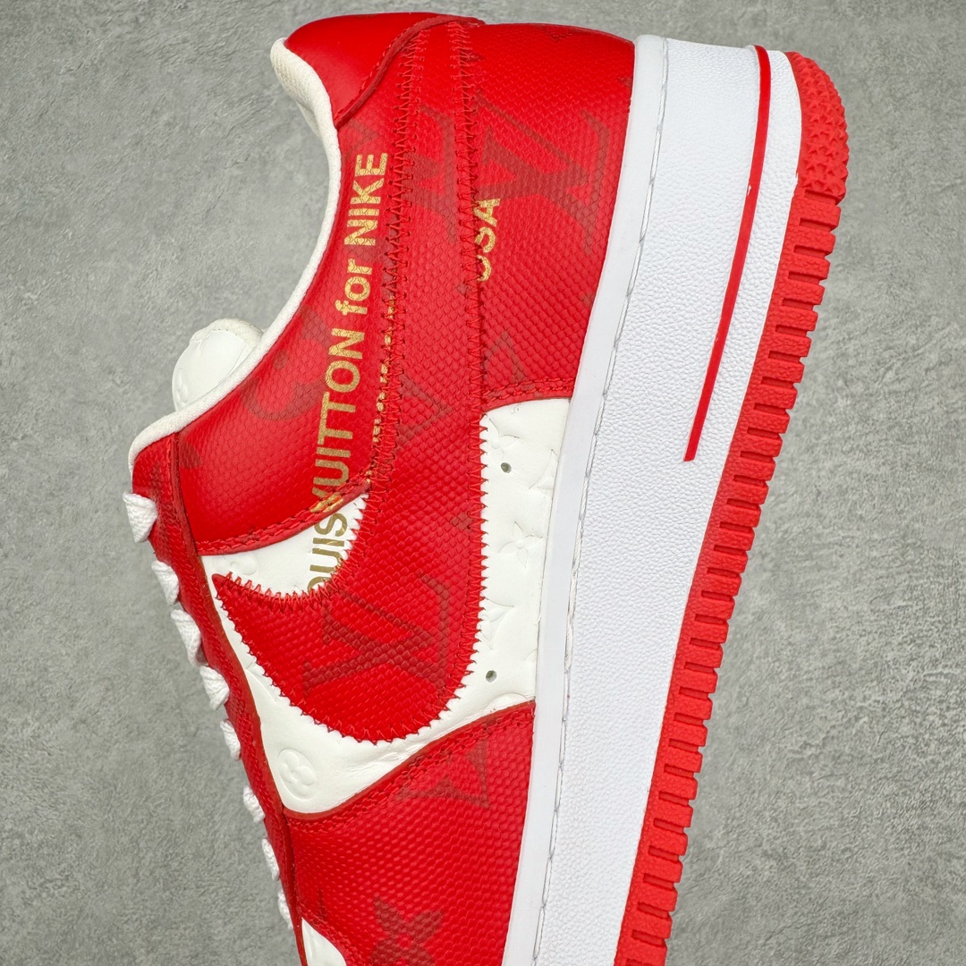 图片[7]-＃东莞纯原 市面独家顶级版本 Louis Vuitton lv x NK Air Force1 Low 空军重磅联名 至今巅峰之作 男款最新升级改良版 25个配色持续更新东莞大厂耗资原鞋开发 当时发售前基本上没货 2级市场买了两双回来开发 一双白蓝女鞋 一双全白男鞋 当时一双价格5w+ 拿到手上有点发抖 全鞋拼接工艺的完美衔接 看不出一点有拼接过的痕迹 最重要的鞋面材料 都需进口订做采用意大利Monogram 纳米牛皮 软度舒适度非常好 报废率也极高 全鞋工艺极其复杂鞋面的印花 压纹都是对于工厂新的摸索和挑战 原版大底私模开发 区别市场低价版本共用老款空军磨具大底 毕竟原版4-5万的鞋 做工材质都是进口最顶级的皮革 质地暗花烫金的拼接凸显高级和质感 鞋身非常轻便大底舒适度非常之高 完全改变了之前Force1 Low 的笨重硬度不舒适的设计 对于品牌和设计师不做多的介绍做好鞋也很想用情怀做铺垫可惜文字格不够 有喜欢关注此款很久的朋友可以考虑下顶级高端fake 一比一的细节 全身心的开发只为还原你购买后称赞还不错的潮鞋 男女鞋尺码 35 36 37 38 39 40 41 42 43 44 45 46-选品中心