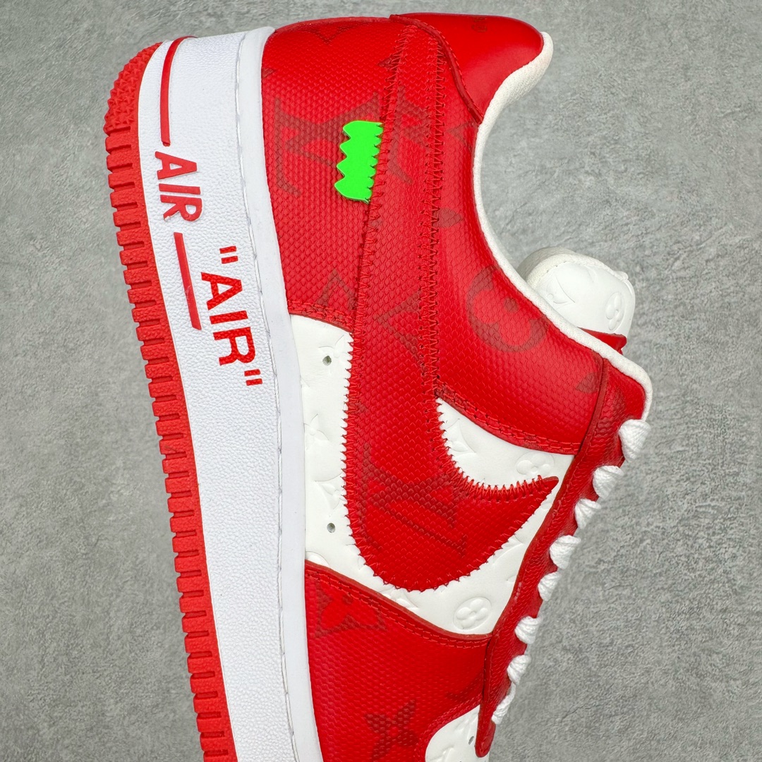 图片[6]-＃东莞纯原 市面独家顶级版本 Louis Vuitton lv x NK Air Force1 Low 空军重磅联名 至今巅峰之作 男款最新升级改良版 25个配色持续更新东莞大厂耗资原鞋开发 当时发售前基本上没货 2级市场买了两双回来开发 一双白蓝女鞋 一双全白男鞋 当时一双价格5w+ 拿到手上有点发抖 全鞋拼接工艺的完美衔接 看不出一点有拼接过的痕迹 最重要的鞋面材料 都需进口订做采用意大利Monogram 纳米牛皮 软度舒适度非常好 报废率也极高 全鞋工艺极其复杂鞋面的印花 压纹都是对于工厂新的摸索和挑战 原版大底私模开发 区别市场低价版本共用老款空军磨具大底 毕竟原版4-5万的鞋 做工材质都是进口最顶级的皮革 质地暗花烫金的拼接凸显高级和质感 鞋身非常轻便大底舒适度非常之高 完全改变了之前Force1 Low 的笨重硬度不舒适的设计 对于品牌和设计师不做多的介绍做好鞋也很想用情怀做铺垫可惜文字格不够 有喜欢关注此款很久的朋友可以考虑下顶级高端fake 一比一的细节 全身心的开发只为还原你购买后称赞还不错的潮鞋 男女鞋尺码 35 36 37 38 39 40 41 42 43 44 45 46-选品中心