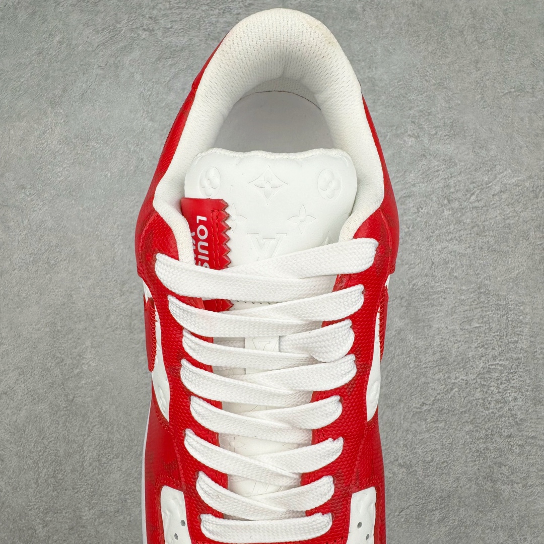 图片[5]-＃东莞纯原 市面独家顶级版本 Louis Vuitton lv x NK Air Force1 Low 空军重磅联名 至今巅峰之作 男款最新升级改良版 25个配色持续更新东莞大厂耗资原鞋开发 当时发售前基本上没货 2级市场买了两双回来开发 一双白蓝女鞋 一双全白男鞋 当时一双价格5w+ 拿到手上有点发抖 全鞋拼接工艺的完美衔接 看不出一点有拼接过的痕迹 最重要的鞋面材料 都需进口订做采用意大利Monogram 纳米牛皮 软度舒适度非常好 报废率也极高 全鞋工艺极其复杂鞋面的印花 压纹都是对于工厂新的摸索和挑战 原版大底私模开发 区别市场低价版本共用老款空军磨具大底 毕竟原版4-5万的鞋 做工材质都是进口最顶级的皮革 质地暗花烫金的拼接凸显高级和质感 鞋身非常轻便大底舒适度非常之高 完全改变了之前Force1 Low 的笨重硬度不舒适的设计 对于品牌和设计师不做多的介绍做好鞋也很想用情怀做铺垫可惜文字格不够 有喜欢关注此款很久的朋友可以考虑下顶级高端fake 一比一的细节 全身心的开发只为还原你购买后称赞还不错的潮鞋 男女鞋尺码 35 36 37 38 39 40 41 42 43 44 45 46-选品中心