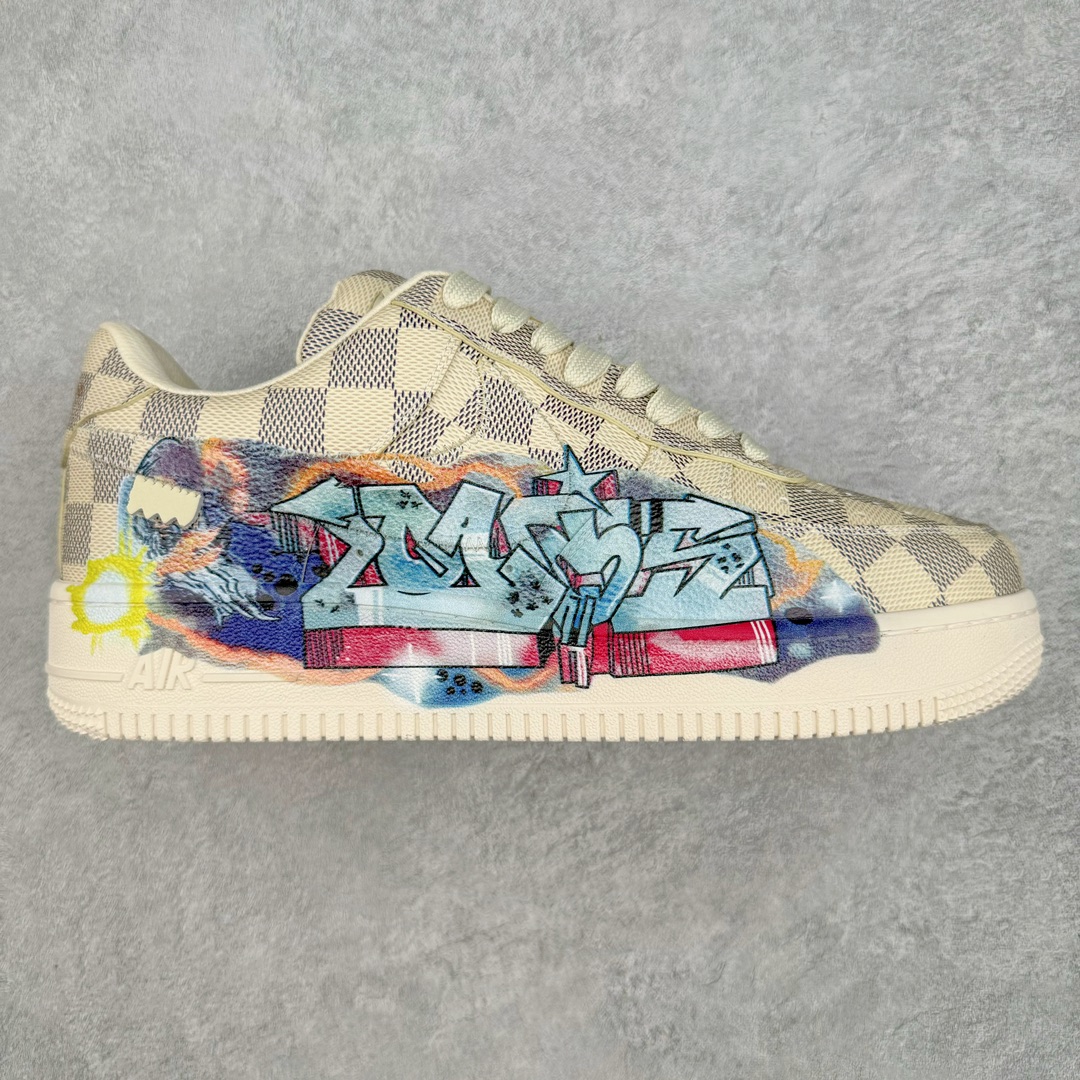 ＃东莞纯原 市面独家顶级版本 Louis Vuitton lv x NK Air Force1 Low 空军重磅联名 至今巅峰之作 男款最新升级改良版 25个配色持续更新东莞大厂耗资原鞋开发 当时发售前基本上没货 2级市场买了两双回来开发 一双白蓝女鞋 一双全白男鞋 当时一双价格5w+ 拿到手上有点发抖 全鞋拼接工艺的完美衔接 看不出一点有拼接过的痕迹 最重要的鞋面材料 都需进口订做采用意大利Monogram 纳米牛皮 软度舒适度非常好 报废率也极高 全鞋工艺极其复杂鞋面的印花 压纹都是对于工厂新的摸索和挑战 原版大底私模开发 区别市场低价版本共用老款空军磨具大底 毕竟原版4-5万的鞋 做工材质都是进口最顶级的皮革 质地暗花烫金的拼接凸显高级和质感 鞋身非常轻便大底舒适度非常之高 完全改变了之前Force1 Low 的笨重硬度不舒适的设计 对于品牌和设计师不做多的介绍做好鞋也很想用情怀做铺垫可惜文字格不够 有喜欢关注此款很久的朋友可以考虑下顶级高端fake 一比一的细节 全身心的开发只为还原你购买后称赞还不错的潮鞋 男女鞋尺码 35 36 37 38 39 40 41 42 43 44 45 46-选品中心