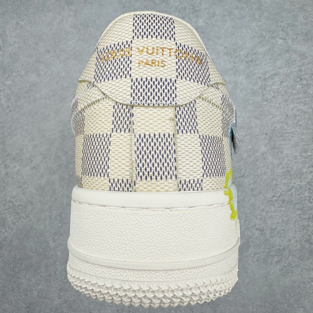 图片[8]-＃东莞纯原 市面独家顶级版本 Louis Vuitton lv x NK Air Force1 Low 空军重磅联名 至今巅峰之作 男款最新升级改良版 25个配色持续更新东莞大厂耗资原鞋开发 当时发售前基本上没货 2级市场买了两双回来开发 一双白蓝女鞋 一双全白男鞋 当时一双价格5w+ 拿到手上有点发抖 全鞋拼接工艺的完美衔接 看不出一点有拼接过的痕迹 最重要的鞋面材料 都需进口订做采用意大利Monogram 纳米牛皮 软度舒适度非常好 报废率也极高 全鞋工艺极其复杂鞋面的印花 压纹都是对于工厂新的摸索和挑战 原版大底私模开发 区别市场低价版本共用老款空军磨具大底 毕竟原版4-5万的鞋 做工材质都是进口最顶级的皮革 质地暗花烫金的拼接凸显高级和质感 鞋身非常轻便大底舒适度非常之高 完全改变了之前Force1 Low 的笨重硬度不舒适的设计 对于品牌和设计师不做多的介绍做好鞋也很想用情怀做铺垫可惜文字格不够 有喜欢关注此款很久的朋友可以考虑下顶级高端fake 一比一的细节 全身心的开发只为还原你购买后称赞还不错的潮鞋 男女鞋尺码 35 36 37 38 39 40 41 42 43 44 45 46-选品中心