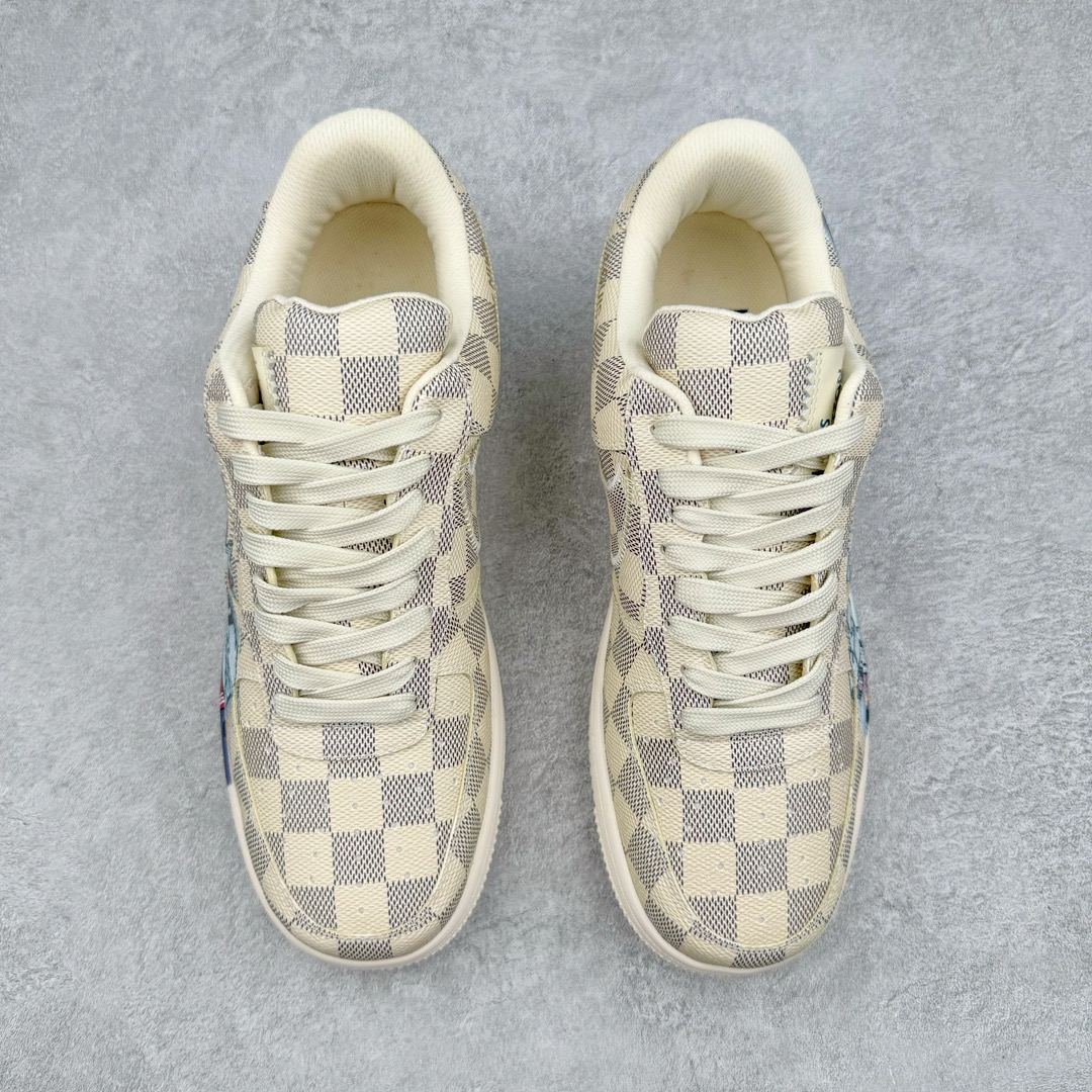 图片[2]-＃东莞纯原 市面独家顶级版本 Louis Vuitton lv x NK Air Force1 Low 空军重磅联名 至今巅峰之作 男款最新升级改良版 25个配色持续更新东莞大厂耗资原鞋开发 当时发售前基本上没货 2级市场买了两双回来开发 一双白蓝女鞋 一双全白男鞋 当时一双价格5w+ 拿到手上有点发抖 全鞋拼接工艺的完美衔接 看不出一点有拼接过的痕迹 最重要的鞋面材料 都需进口订做采用意大利Monogram 纳米牛皮 软度舒适度非常好 报废率也极高 全鞋工艺极其复杂鞋面的印花 压纹都是对于工厂新的摸索和挑战 原版大底私模开发 区别市场低价版本共用老款空军磨具大底 毕竟原版4-5万的鞋 做工材质都是进口最顶级的皮革 质地暗花烫金的拼接凸显高级和质感 鞋身非常轻便大底舒适度非常之高 完全改变了之前Force1 Low 的笨重硬度不舒适的设计 对于品牌和设计师不做多的介绍做好鞋也很想用情怀做铺垫可惜文字格不够 有喜欢关注此款很久的朋友可以考虑下顶级高端fake 一比一的细节 全身心的开发只为还原你购买后称赞还不错的潮鞋 男女鞋尺码 35 36 37 38 39 40 41 42 43 44 45 46-选品中心