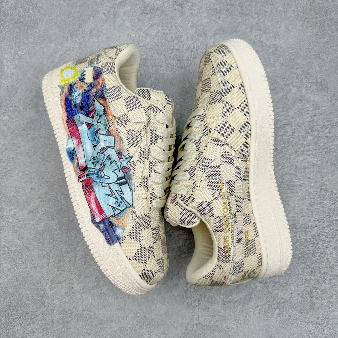 图片[3]-＃东莞纯原 市面独家顶级版本 Louis Vuitton lv x NK Air Force1 Low 空军重磅联名 至今巅峰之作 男款最新升级改良版 25个配色持续更新东莞大厂耗资原鞋开发 当时发售前基本上没货 2级市场买了两双回来开发 一双白蓝女鞋 一双全白男鞋 当时一双价格5w+ 拿到手上有点发抖 全鞋拼接工艺的完美衔接 看不出一点有拼接过的痕迹 最重要的鞋面材料 都需进口订做采用意大利Monogram 纳米牛皮 软度舒适度非常好 报废率也极高 全鞋工艺极其复杂鞋面的印花 压纹都是对于工厂新的摸索和挑战 原版大底私模开发 区别市场低价版本共用老款空军磨具大底 毕竟原版4-5万的鞋 做工材质都是进口最顶级的皮革 质地暗花烫金的拼接凸显高级和质感 鞋身非常轻便大底舒适度非常之高 完全改变了之前Force1 Low 的笨重硬度不舒适的设计 对于品牌和设计师不做多的介绍做好鞋也很想用情怀做铺垫可惜文字格不够 有喜欢关注此款很久的朋友可以考虑下顶级高端fake 一比一的细节 全身心的开发只为还原你购买后称赞还不错的潮鞋 男女鞋尺码 35 36 37 38 39 40 41 42 43 44 45 46-选品中心