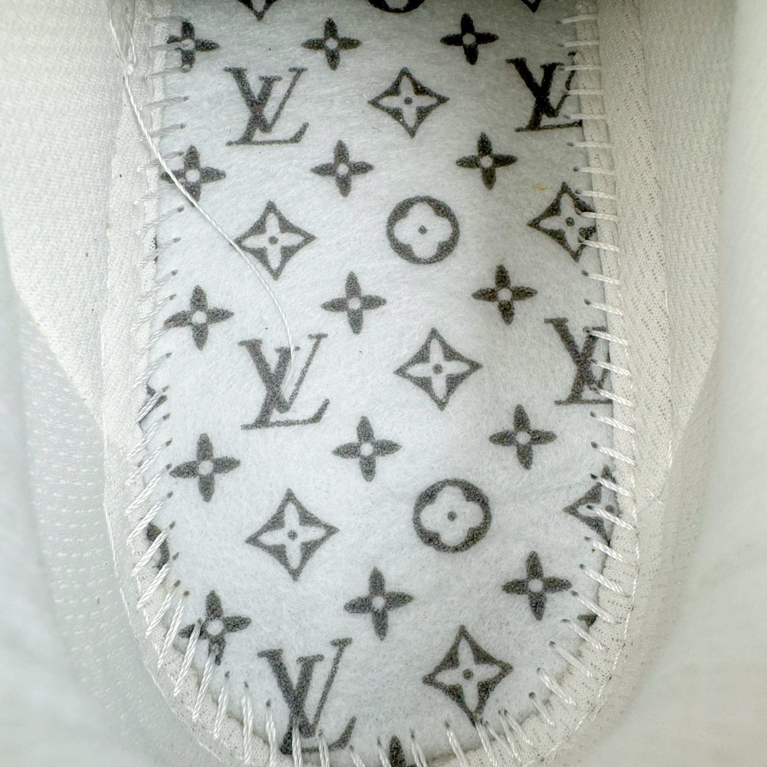 图片[19]-＃东莞纯原 市面独家顶级版本 Louis Vuitton lv x NK Air Force1 Low 空军重磅联名 至今巅峰之作 男款最新升级改良版 25个配色持续更新东莞大厂耗资原鞋开发 当时发售前基本上没货 2级市场买了两双回来开发 一双白蓝女鞋 一双全白男鞋 当时一双价格5w+ 拿到手上有点发抖 全鞋拼接工艺的完美衔接 看不出一点有拼接过的痕迹 最重要的鞋面材料 都需进口订做采用意大利Monogram 纳米牛皮 软度舒适度非常好 报废率也极高 全鞋工艺极其复杂鞋面的印花 压纹都是对于工厂新的摸索和挑战 原版大底私模开发 区别市场低价版本共用老款空军磨具大底 毕竟原版4-5万的鞋 做工材质都是进口最顶级的皮革 质地暗花烫金的拼接凸显高级和质感 鞋身非常轻便大底舒适度非常之高 完全改变了之前Force1 Low 的笨重硬度不舒适的设计 对于品牌和设计师不做多的介绍做好鞋也很想用情怀做铺垫可惜文字格不够 有喜欢关注此款很久的朋友可以考虑下顶级高端fake 一比一的细节 全身心的开发只为还原你购买后称赞还不错的潮鞋 男女鞋尺码 35 36 37 38 39 40 41 42 43 44 45 46-选品中心