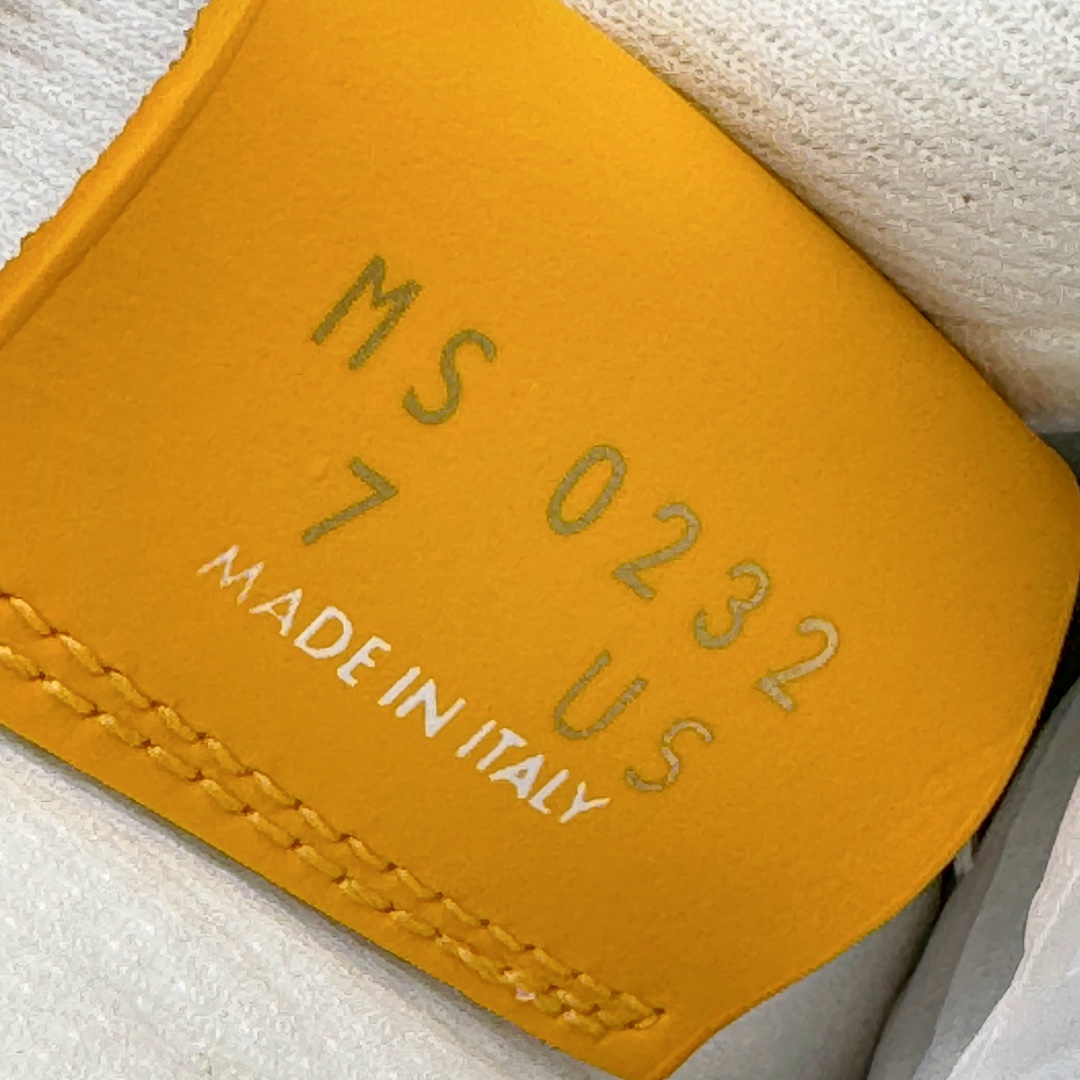 图片[18]-＃东莞纯原 市面独家顶级版本 Louis Vuitton lv x NK Air Force1 Low 空军重磅联名 至今巅峰之作 男款最新升级改良版 25个配色持续更新东莞大厂耗资原鞋开发 当时发售前基本上没货 2级市场买了两双回来开发 一双白蓝女鞋 一双全白男鞋 当时一双价格5w+ 拿到手上有点发抖 全鞋拼接工艺的完美衔接 看不出一点有拼接过的痕迹 最重要的鞋面材料 都需进口订做采用意大利Monogram 纳米牛皮 软度舒适度非常好 报废率也极高 全鞋工艺极其复杂鞋面的印花 压纹都是对于工厂新的摸索和挑战 原版大底私模开发 区别市场低价版本共用老款空军磨具大底 毕竟原版4-5万的鞋 做工材质都是进口最顶级的皮革 质地暗花烫金的拼接凸显高级和质感 鞋身非常轻便大底舒适度非常之高 完全改变了之前Force1 Low 的笨重硬度不舒适的设计 对于品牌和设计师不做多的介绍做好鞋也很想用情怀做铺垫可惜文字格不够 有喜欢关注此款很久的朋友可以考虑下顶级高端fake 一比一的细节 全身心的开发只为还原你购买后称赞还不错的潮鞋 男女鞋尺码 35 36 37 38 39 40 41 42 43 44 45 46-选品中心