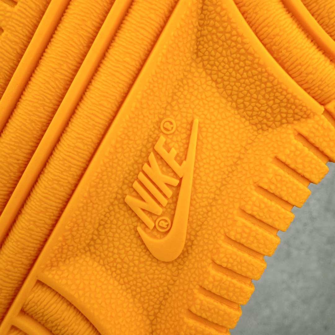 图片[17]-＃东莞纯原 市面独家顶级版本 Louis Vuitton lv x NK Air Force1 Low 空军重磅联名 至今巅峰之作 男款最新升级改良版 25个配色持续更新东莞大厂耗资原鞋开发 当时发售前基本上没货 2级市场买了两双回来开发 一双白蓝女鞋 一双全白男鞋 当时一双价格5w+ 拿到手上有点发抖 全鞋拼接工艺的完美衔接 看不出一点有拼接过的痕迹 最重要的鞋面材料 都需进口订做采用意大利Monogram 纳米牛皮 软度舒适度非常好 报废率也极高 全鞋工艺极其复杂鞋面的印花 压纹都是对于工厂新的摸索和挑战 原版大底私模开发 区别市场低价版本共用老款空军磨具大底 毕竟原版4-5万的鞋 做工材质都是进口最顶级的皮革 质地暗花烫金的拼接凸显高级和质感 鞋身非常轻便大底舒适度非常之高 完全改变了之前Force1 Low 的笨重硬度不舒适的设计 对于品牌和设计师不做多的介绍做好鞋也很想用情怀做铺垫可惜文字格不够 有喜欢关注此款很久的朋友可以考虑下顶级高端fake 一比一的细节 全身心的开发只为还原你购买后称赞还不错的潮鞋 男女鞋尺码 35 36 37 38 39 40 41 42 43 44 45 46-选品中心