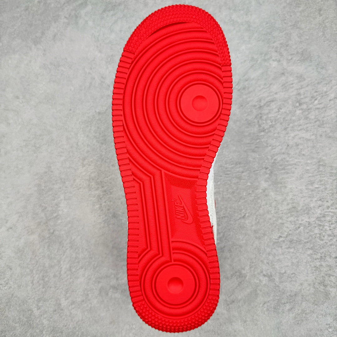 图片[9]-＃东莞纯原 市面独家顶级版本 Louis Vuitton lv x NK Air Force1 Low 空军重磅联名 至今巅峰之作 男款最新升级改良版 25个配色持续更新东莞大厂耗资原鞋开发 当时发售前基本上没货 2级市场买了两双回来开发 一双白蓝女鞋 一双全白男鞋 当时一双价格5w+ 拿到手上有点发抖 全鞋拼接工艺的完美衔接 看不出一点有拼接过的痕迹 最重要的鞋面材料 都需进口订做采用意大利Monogram 纳米牛皮 软度舒适度非常好 报废率也极高 全鞋工艺极其复杂鞋面的印花 压纹都是对于工厂新的摸索和挑战 原版大底私模开发 区别市场低价版本共用老款空军磨具大底 毕竟原版4-5万的鞋 做工材质都是进口最顶级的皮革 质地暗花烫金的拼接凸显高级和质感 鞋身非常轻便大底舒适度非常之高 完全改变了之前Force1 Low 的笨重硬度不舒适的设计 对于品牌和设计师不做多的介绍做好鞋也很想用情怀做铺垫可惜文字格不够 有喜欢关注此款很久的朋友可以考虑下顶级高端fake 一比一的细节 全身心的开发只为还原你购买后称赞还不错的潮鞋 男女鞋尺码 35 36 37 38 39 40 41 42 43 44 45 46-选品中心