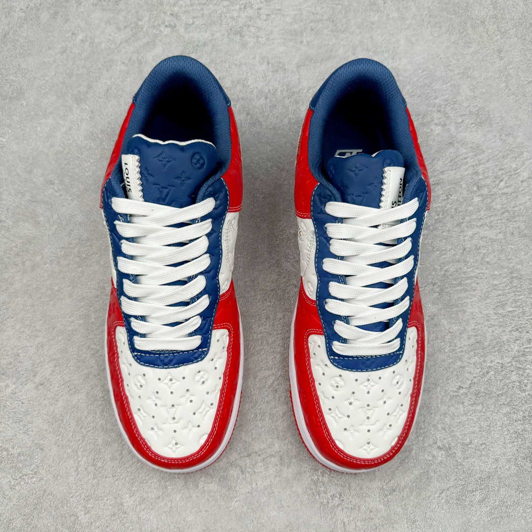 图片[2]-＃东莞纯原 市面独家顶级版本 Louis Vuitton lv x NK Air Force1 Low 空军重磅联名 至今巅峰之作 男款最新升级改良版 25个配色持续更新东莞大厂耗资原鞋开发 当时发售前基本上没货 2级市场买了两双回来开发 一双白蓝女鞋 一双全白男鞋 当时一双价格5w+ 拿到手上有点发抖 全鞋拼接工艺的完美衔接 看不出一点有拼接过的痕迹 最重要的鞋面材料 都需进口订做采用意大利Monogram 纳米牛皮 软度舒适度非常好 报废率也极高 全鞋工艺极其复杂鞋面的印花 压纹都是对于工厂新的摸索和挑战 原版大底私模开发 区别市场低价版本共用老款空军磨具大底 毕竟原版4-5万的鞋 做工材质都是进口最顶级的皮革 质地暗花烫金的拼接凸显高级和质感 鞋身非常轻便大底舒适度非常之高 完全改变了之前Force1 Low 的笨重硬度不舒适的设计 对于品牌和设计师不做多的介绍做好鞋也很想用情怀做铺垫可惜文字格不够 有喜欢关注此款很久的朋友可以考虑下顶级高端fake 一比一的细节 全身心的开发只为还原你购买后称赞还不错的潮鞋 男女鞋尺码 35 36 37 38 39 40 41 42 43 44 45 46-选品中心