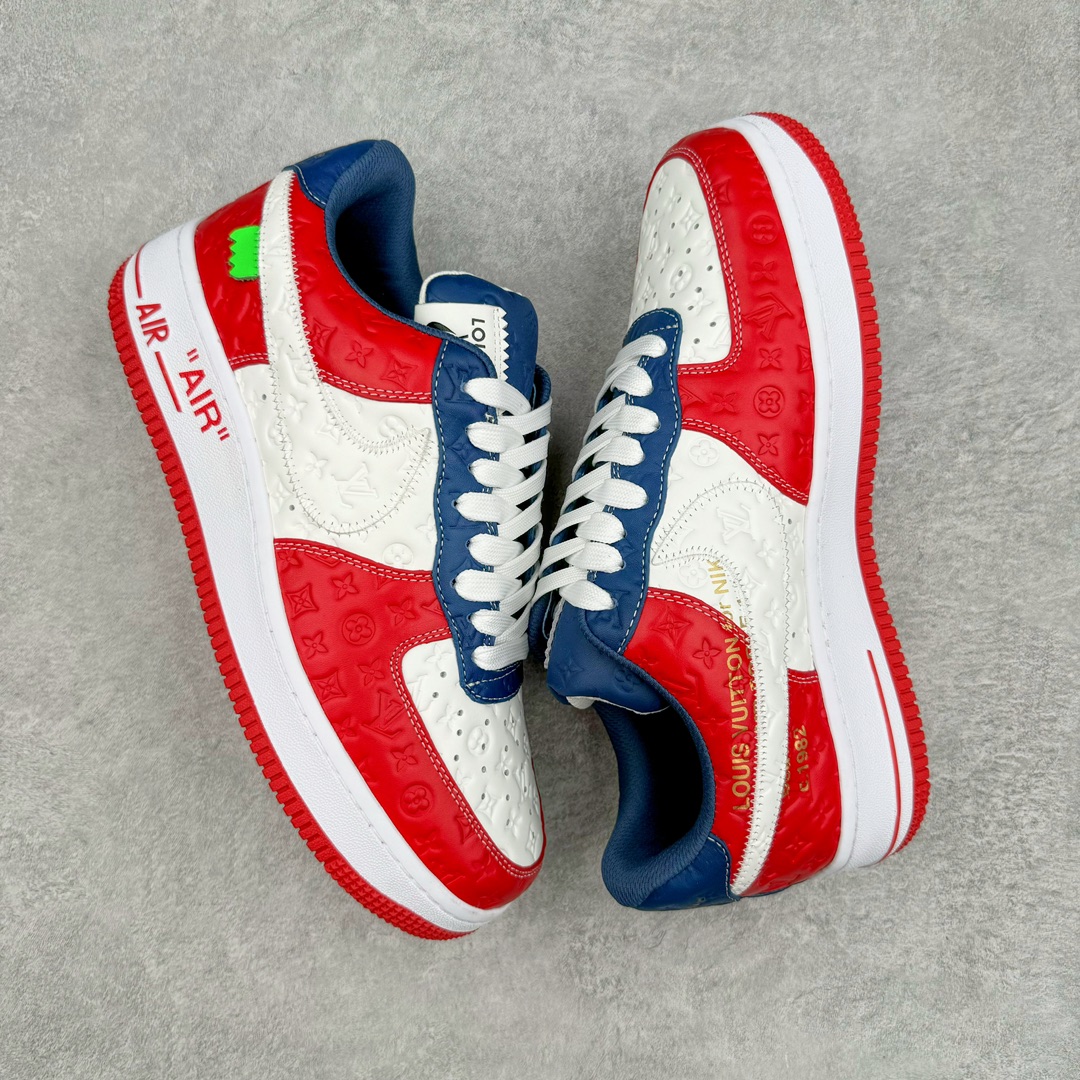 图片[3]-＃东莞纯原 市面独家顶级版本 Louis Vuitton lv x NK Air Force1 Low 空军重磅联名 至今巅峰之作 男款最新升级改良版 25个配色持续更新东莞大厂耗资原鞋开发 当时发售前基本上没货 2级市场买了两双回来开发 一双白蓝女鞋 一双全白男鞋 当时一双价格5w+ 拿到手上有点发抖 全鞋拼接工艺的完美衔接 看不出一点有拼接过的痕迹 最重要的鞋面材料 都需进口订做采用意大利Monogram 纳米牛皮 软度舒适度非常好 报废率也极高 全鞋工艺极其复杂鞋面的印花 压纹都是对于工厂新的摸索和挑战 原版大底私模开发 区别市场低价版本共用老款空军磨具大底 毕竟原版4-5万的鞋 做工材质都是进口最顶级的皮革 质地暗花烫金的拼接凸显高级和质感 鞋身非常轻便大底舒适度非常之高 完全改变了之前Force1 Low 的笨重硬度不舒适的设计 对于品牌和设计师不做多的介绍做好鞋也很想用情怀做铺垫可惜文字格不够 有喜欢关注此款很久的朋友可以考虑下顶级高端fake 一比一的细节 全身心的开发只为还原你购买后称赞还不错的潮鞋 男女鞋尺码 35 36 37 38 39 40 41 42 43 44 45 46-选品中心