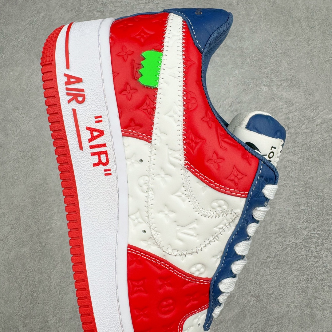 图片[6]-＃东莞纯原 市面独家顶级版本 Louis Vuitton lv x NK Air Force1 Low 空军重磅联名 至今巅峰之作 男款最新升级改良版 25个配色持续更新东莞大厂耗资原鞋开发 当时发售前基本上没货 2级市场买了两双回来开发 一双白蓝女鞋 一双全白男鞋 当时一双价格5w+ 拿到手上有点发抖 全鞋拼接工艺的完美衔接 看不出一点有拼接过的痕迹 最重要的鞋面材料 都需进口订做采用意大利Monogram 纳米牛皮 软度舒适度非常好 报废率也极高 全鞋工艺极其复杂鞋面的印花 压纹都是对于工厂新的摸索和挑战 原版大底私模开发 区别市场低价版本共用老款空军磨具大底 毕竟原版4-5万的鞋 做工材质都是进口最顶级的皮革 质地暗花烫金的拼接凸显高级和质感 鞋身非常轻便大底舒适度非常之高 完全改变了之前Force1 Low 的笨重硬度不舒适的设计 对于品牌和设计师不做多的介绍做好鞋也很想用情怀做铺垫可惜文字格不够 有喜欢关注此款很久的朋友可以考虑下顶级高端fake 一比一的细节 全身心的开发只为还原你购买后称赞还不错的潮鞋 男女鞋尺码 35 36 37 38 39 40 41 42 43 44 45 46-选品中心