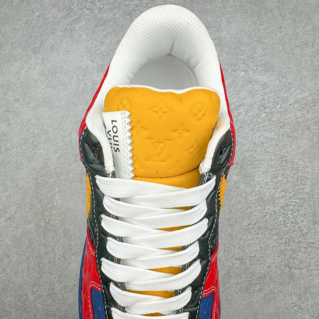 图片[5]-＃东莞纯原 市面独家顶级版本 Louis Vuitton lv x NK Air Force1 Low 空军重磅联名 至今巅峰之作 男款最新升级改良版 25个配色持续更新东莞大厂耗资原鞋开发 当时发售前基本上没货 2级市场买了两双回来开发 一双白蓝女鞋 一双全白男鞋 当时一双价格5w+ 拿到手上有点发抖 全鞋拼接工艺的完美衔接 看不出一点有拼接过的痕迹 最重要的鞋面材料 都需进口订做采用意大利Monogram 纳米牛皮 软度舒适度非常好 报废率也极高 全鞋工艺极其复杂鞋面的印花 压纹都是对于工厂新的摸索和挑战 原版大底私模开发 区别市场低价版本共用老款空军磨具大底 毕竟原版4-5万的鞋 做工材质都是进口最顶级的皮革 质地暗花烫金的拼接凸显高级和质感 鞋身非常轻便大底舒适度非常之高 完全改变了之前Force1 Low 的笨重硬度不舒适的设计 对于品牌和设计师不做多的介绍做好鞋也很想用情怀做铺垫可惜文字格不够 有喜欢关注此款很久的朋友可以考虑下顶级高端fake 一比一的细节 全身心的开发只为还原你购买后称赞还不错的潮鞋 男女鞋尺码 35 36 37 38 39 40 41 42 43 44 45 46-选品中心