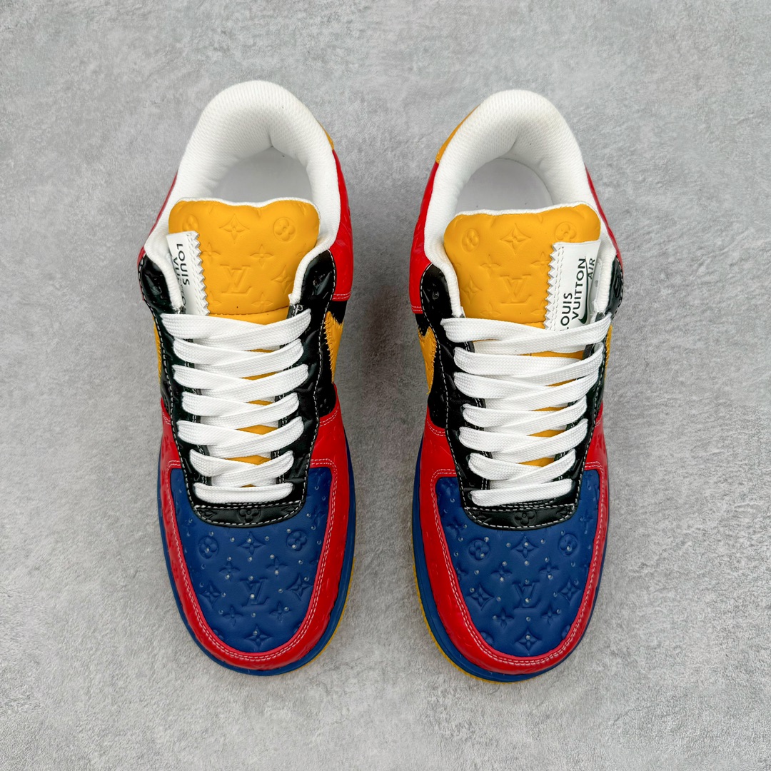 图片[2]-＃东莞纯原 市面独家顶级版本 Louis Vuitton lv x NK Air Force1 Low 空军重磅联名 至今巅峰之作 男款最新升级改良版 25个配色持续更新东莞大厂耗资原鞋开发 当时发售前基本上没货 2级市场买了两双回来开发 一双白蓝女鞋 一双全白男鞋 当时一双价格5w+ 拿到手上有点发抖 全鞋拼接工艺的完美衔接 看不出一点有拼接过的痕迹 最重要的鞋面材料 都需进口订做采用意大利Monogram 纳米牛皮 软度舒适度非常好 报废率也极高 全鞋工艺极其复杂鞋面的印花 压纹都是对于工厂新的摸索和挑战 原版大底私模开发 区别市场低价版本共用老款空军磨具大底 毕竟原版4-5万的鞋 做工材质都是进口最顶级的皮革 质地暗花烫金的拼接凸显高级和质感 鞋身非常轻便大底舒适度非常之高 完全改变了之前Force1 Low 的笨重硬度不舒适的设计 对于品牌和设计师不做多的介绍做好鞋也很想用情怀做铺垫可惜文字格不够 有喜欢关注此款很久的朋友可以考虑下顶级高端fake 一比一的细节 全身心的开发只为还原你购买后称赞还不错的潮鞋 男女鞋尺码 35 36 37 38 39 40 41 42 43 44 45 46-选品中心