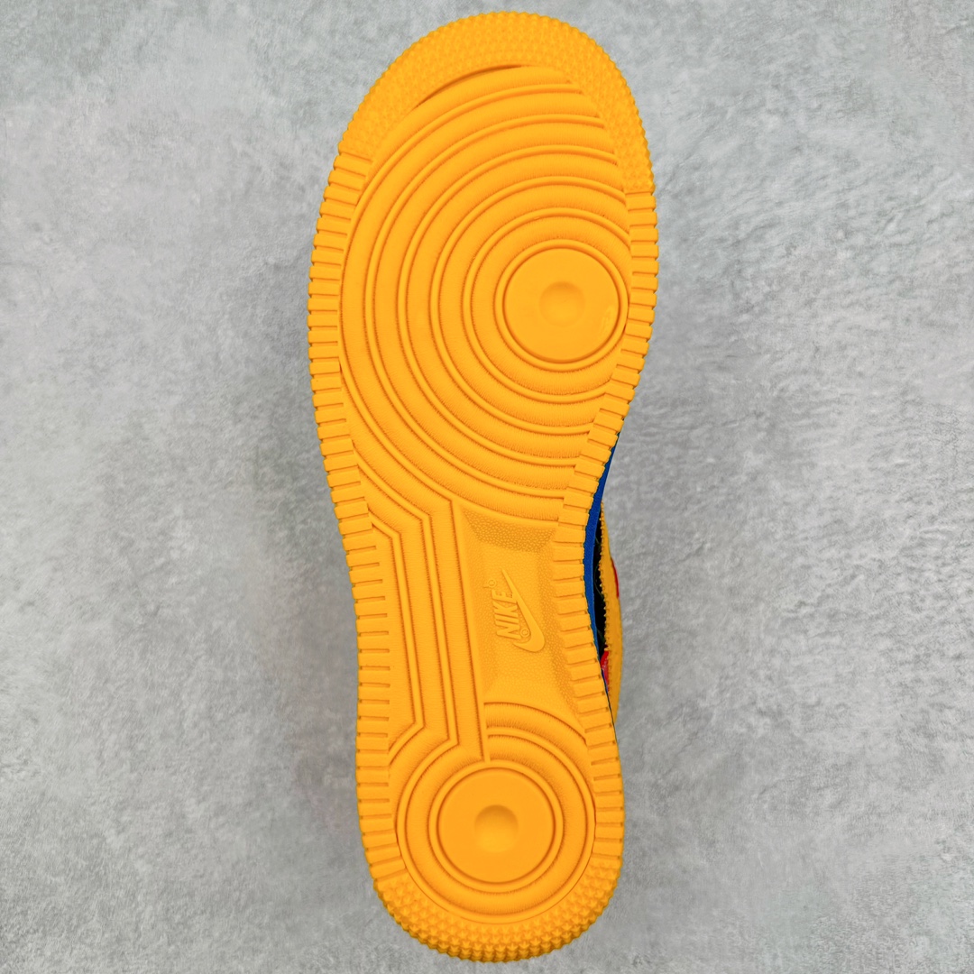 图片[9]-＃东莞纯原 市面独家顶级版本 Louis Vuitton lv x NK Air Force1 Low 空军重磅联名 至今巅峰之作 男款最新升级改良版 25个配色持续更新东莞大厂耗资原鞋开发 当时发售前基本上没货 2级市场买了两双回来开发 一双白蓝女鞋 一双全白男鞋 当时一双价格5w+ 拿到手上有点发抖 全鞋拼接工艺的完美衔接 看不出一点有拼接过的痕迹 最重要的鞋面材料 都需进口订做采用意大利Monogram 纳米牛皮 软度舒适度非常好 报废率也极高 全鞋工艺极其复杂鞋面的印花 压纹都是对于工厂新的摸索和挑战 原版大底私模开发 区别市场低价版本共用老款空军磨具大底 毕竟原版4-5万的鞋 做工材质都是进口最顶级的皮革 质地暗花烫金的拼接凸显高级和质感 鞋身非常轻便大底舒适度非常之高 完全改变了之前Force1 Low 的笨重硬度不舒适的设计 对于品牌和设计师不做多的介绍做好鞋也很想用情怀做铺垫可惜文字格不够 有喜欢关注此款很久的朋友可以考虑下顶级高端fake 一比一的细节 全身心的开发只为还原你购买后称赞还不错的潮鞋 男女鞋尺码 35 36 37 38 39 40 41 42 43 44 45 46-选品中心