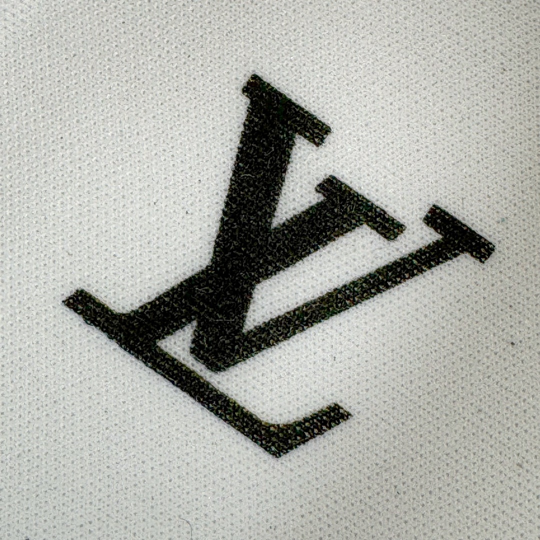 图片[12]-＃东莞纯原 市面独家顶级版本 Louis Vuitton lv x NK Air Force1 Low 空军重磅联名 至今巅峰之作 男款最新升级改良版 25个配色持续更新东莞大厂耗资原鞋开发 当时发售前基本上没货 2级市场买了两双回来开发 一双白蓝女鞋 一双全白男鞋 当时一双价格5w+ 拿到手上有点发抖 全鞋拼接工艺的完美衔接 看不出一点有拼接过的痕迹 最重要的鞋面材料 都需进口订做采用意大利Monogram 纳米牛皮 软度舒适度非常好 报废率也极高 全鞋工艺极其复杂鞋面的印花 压纹都是对于工厂新的摸索和挑战 原版大底私模开发 区别市场低价版本共用老款空军磨具大底 毕竟原版4-5万的鞋 做工材质都是进口最顶级的皮革 质地暗花烫金的拼接凸显高级和质感 鞋身非常轻便大底舒适度非常之高 完全改变了之前Force1 Low 的笨重硬度不舒适的设计 对于品牌和设计师不做多的介绍做好鞋也很想用情怀做铺垫可惜文字格不够 有喜欢关注此款很久的朋友可以考虑下顶级高端fake 一比一的细节 全身心的开发只为还原你购买后称赞还不错的潮鞋 男女鞋尺码 35 36 37 38 39 40 41 42 43 44 45 46-选品中心