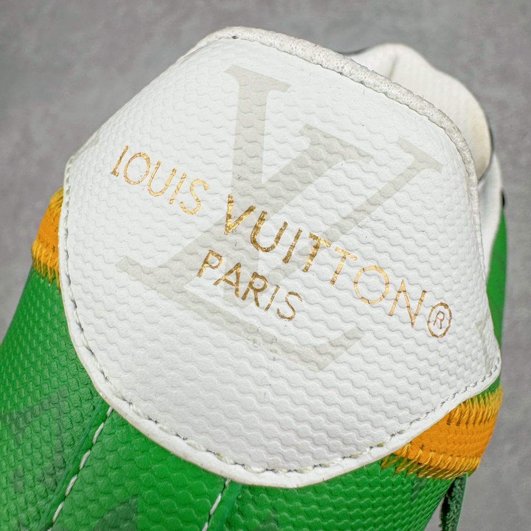 图片[17]-＃东莞纯原 市面独家顶级版本 Louis Vuitton lv x NK Air Force1 Low 空军重磅联名 至今巅峰之作 男款最新升级改良版 25个配色持续更新东莞大厂耗资原鞋开发 当时发售前基本上没货 2级市场买了两双回来开发 一双白蓝女鞋 一双全白男鞋 当时一双价格5w+ 拿到手上有点发抖 全鞋拼接工艺的完美衔接 看不出一点有拼接过的痕迹 最重要的鞋面材料 都需进口订做采用意大利Monogram 纳米牛皮 软度舒适度非常好 报废率也极高 全鞋工艺极其复杂鞋面的印花 压纹都是对于工厂新的摸索和挑战 原版大底私模开发 区别市场低价版本共用老款空军磨具大底 毕竟原版4-5万的鞋 做工材质都是进口最顶级的皮革 质地暗花烫金的拼接凸显高级和质感 鞋身非常轻便大底舒适度非常之高 完全改变了之前Force1 Low 的笨重硬度不舒适的设计 对于品牌和设计师不做多的介绍做好鞋也很想用情怀做铺垫可惜文字格不够 有喜欢关注此款很久的朋友可以考虑下顶级高端fake 一比一的细节 全身心的开发只为还原你购买后称赞还不错的潮鞋 男女鞋尺码 35 36 37 38 39 40 41 42 43 44 45 46-选品中心