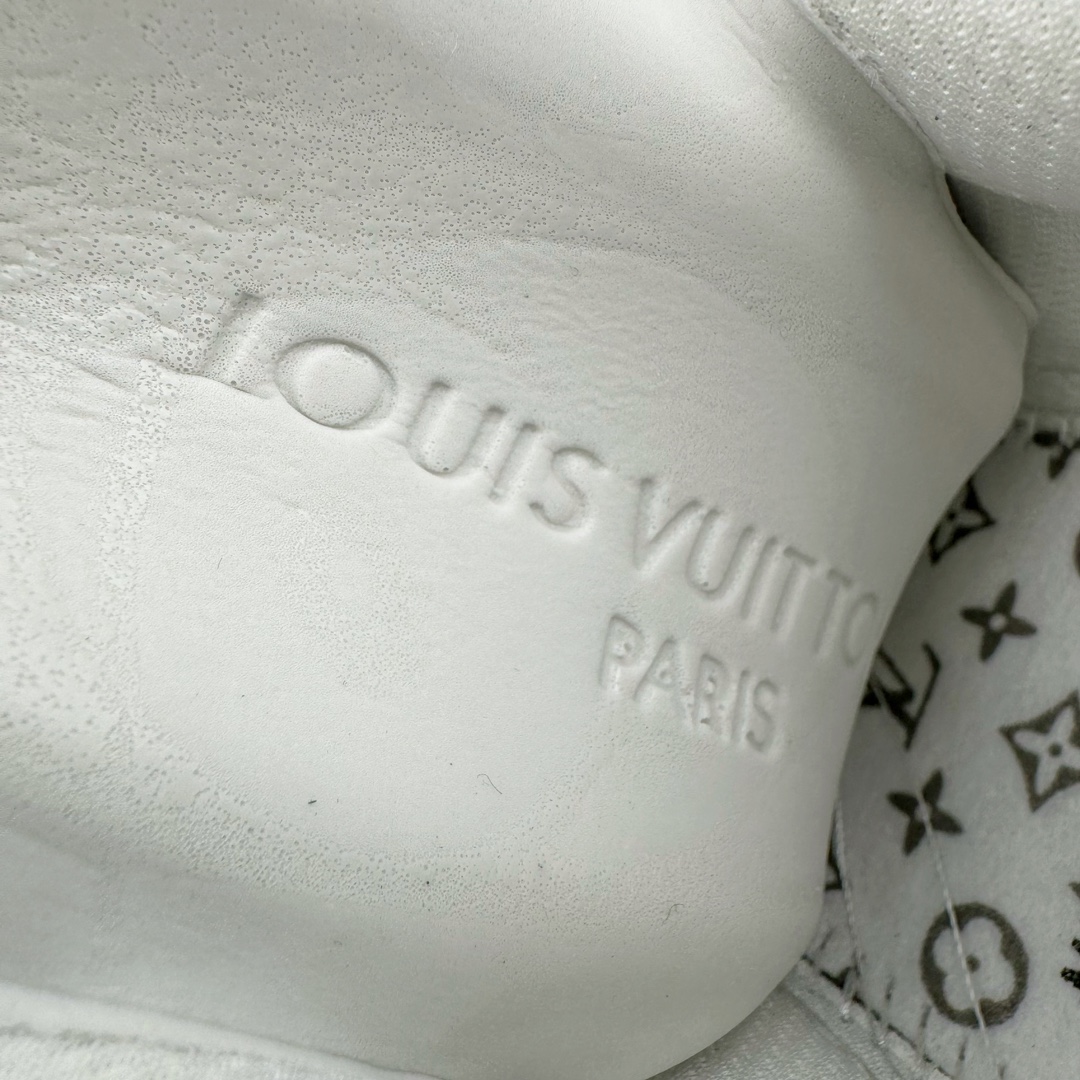 图片[11]-＃东莞纯原 市面独家顶级版本 Louis Vuitton lv x NK Air Force1 Low 空军重磅联名 至今巅峰之作 男款最新升级改良版 25个配色持续更新东莞大厂耗资原鞋开发 当时发售前基本上没货 2级市场买了两双回来开发 一双白蓝女鞋 一双全白男鞋 当时一双价格5w+ 拿到手上有点发抖 全鞋拼接工艺的完美衔接 看不出一点有拼接过的痕迹 最重要的鞋面材料 都需进口订做采用意大利Monogram 纳米牛皮 软度舒适度非常好 报废率也极高 全鞋工艺极其复杂鞋面的印花 压纹都是对于工厂新的摸索和挑战 原版大底私模开发 区别市场低价版本共用老款空军磨具大底 毕竟原版4-5万的鞋 做工材质都是进口最顶级的皮革 质地暗花烫金的拼接凸显高级和质感 鞋身非常轻便大底舒适度非常之高 完全改变了之前Force1 Low 的笨重硬度不舒适的设计 对于品牌和设计师不做多的介绍做好鞋也很想用情怀做铺垫可惜文字格不够 有喜欢关注此款很久的朋友可以考虑下顶级高端fake 一比一的细节 全身心的开发只为还原你购买后称赞还不错的潮鞋 男女鞋尺码 35 36 37 38 39 40 41 42 43 44 45 46-选品中心