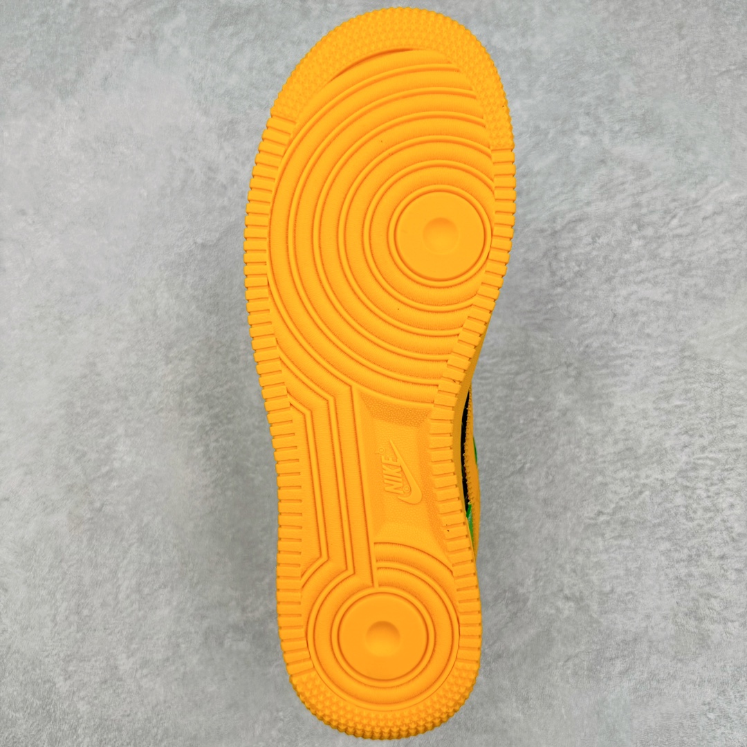 图片[9]-＃东莞纯原 市面独家顶级版本 Louis Vuitton lv x NK Air Force1 Low 空军重磅联名 至今巅峰之作 男款最新升级改良版 25个配色持续更新东莞大厂耗资原鞋开发 当时发售前基本上没货 2级市场买了两双回来开发 一双白蓝女鞋 一双全白男鞋 当时一双价格5w+ 拿到手上有点发抖 全鞋拼接工艺的完美衔接 看不出一点有拼接过的痕迹 最重要的鞋面材料 都需进口订做采用意大利Monogram 纳米牛皮 软度舒适度非常好 报废率也极高 全鞋工艺极其复杂鞋面的印花 压纹都是对于工厂新的摸索和挑战 原版大底私模开发 区别市场低价版本共用老款空军磨具大底 毕竟原版4-5万的鞋 做工材质都是进口最顶级的皮革 质地暗花烫金的拼接凸显高级和质感 鞋身非常轻便大底舒适度非常之高 完全改变了之前Force1 Low 的笨重硬度不舒适的设计 对于品牌和设计师不做多的介绍做好鞋也很想用情怀做铺垫可惜文字格不够 有喜欢关注此款很久的朋友可以考虑下顶级高端fake 一比一的细节 全身心的开发只为还原你购买后称赞还不错的潮鞋 男女鞋尺码 35 36 37 38 39 40 41 42 43 44 45 46-选品中心