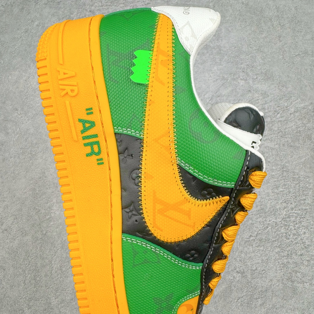 图片[6]-＃东莞纯原 市面独家顶级版本 Louis Vuitton lv x NK Air Force1 Low 空军重磅联名 至今巅峰之作 男款最新升级改良版 25个配色持续更新东莞大厂耗资原鞋开发 当时发售前基本上没货 2级市场买了两双回来开发 一双白蓝女鞋 一双全白男鞋 当时一双价格5w+ 拿到手上有点发抖 全鞋拼接工艺的完美衔接 看不出一点有拼接过的痕迹 最重要的鞋面材料 都需进口订做采用意大利Monogram 纳米牛皮 软度舒适度非常好 报废率也极高 全鞋工艺极其复杂鞋面的印花 压纹都是对于工厂新的摸索和挑战 原版大底私模开发 区别市场低价版本共用老款空军磨具大底 毕竟原版4-5万的鞋 做工材质都是进口最顶级的皮革 质地暗花烫金的拼接凸显高级和质感 鞋身非常轻便大底舒适度非常之高 完全改变了之前Force1 Low 的笨重硬度不舒适的设计 对于品牌和设计师不做多的介绍做好鞋也很想用情怀做铺垫可惜文字格不够 有喜欢关注此款很久的朋友可以考虑下顶级高端fake 一比一的细节 全身心的开发只为还原你购买后称赞还不错的潮鞋 男女鞋尺码 35 36 37 38 39 40 41 42 43 44 45 46-选品中心