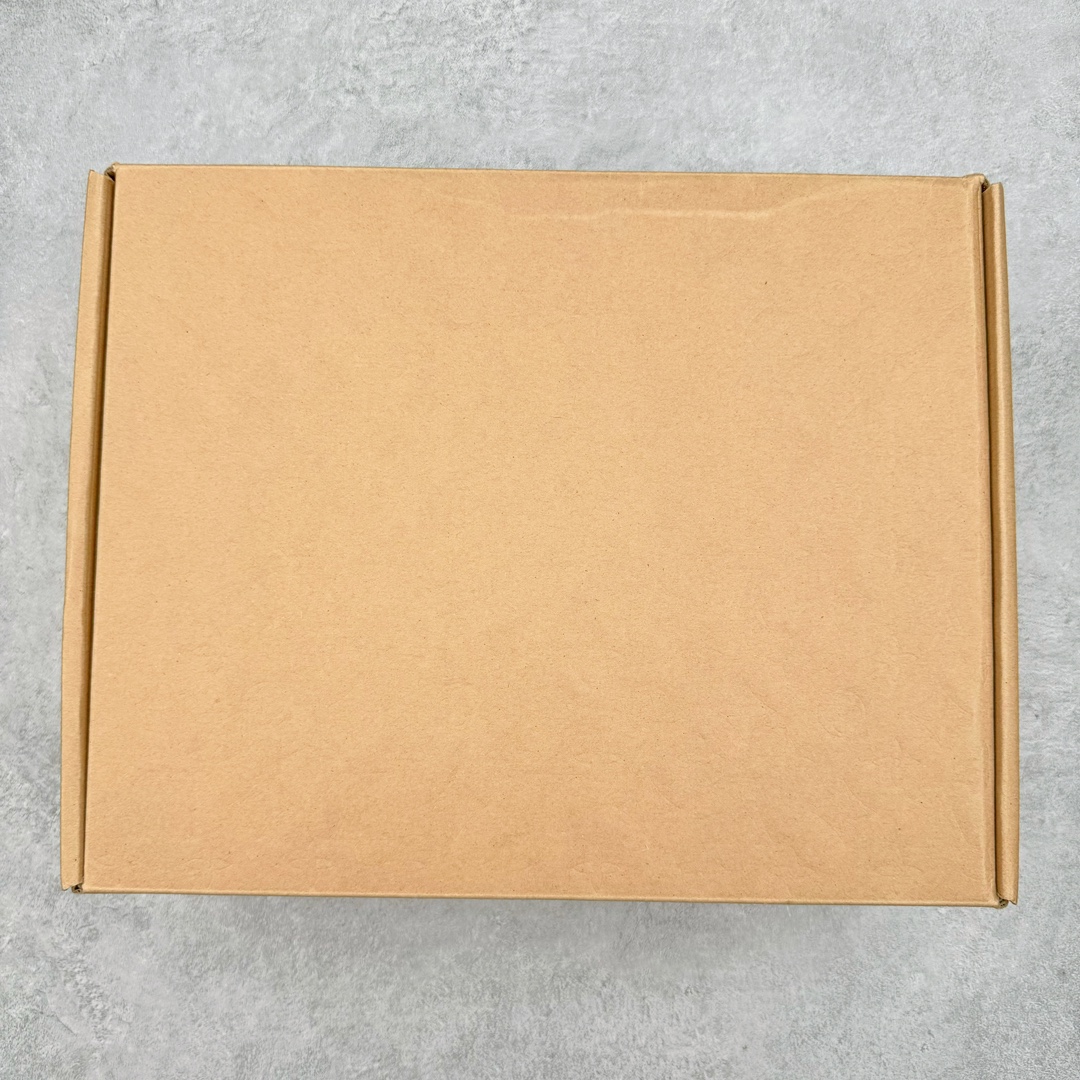 图片[21]-＃东莞纯原 市面独家顶级版本 Louis Vuitton lv x NK Air Force1 Low 空军重磅联名 至今巅峰之作 男款最新升级改良版 25个配色持续更新东莞大厂耗资原鞋开发 当时发售前基本上没货 2级市场买了两双回来开发 一双白蓝女鞋 一双全白男鞋 当时一双价格5w+ 拿到手上有点发抖 全鞋拼接工艺的完美衔接 看不出一点有拼接过的痕迹 最重要的鞋面材料 都需进口订做采用意大利Monogram 纳米牛皮 软度舒适度非常好 报废率也极高 全鞋工艺极其复杂鞋面的印花 压纹都是对于工厂新的摸索和挑战 原版大底私模开发 区别市场低价版本共用老款空军磨具大底 毕竟原版4-5万的鞋 做工材质都是进口最顶级的皮革 质地暗花烫金的拼接凸显高级和质感 鞋身非常轻便大底舒适度非常之高 完全改变了之前Force1 Low 的笨重硬度不舒适的设计 对于品牌和设计师不做多的介绍做好鞋也很想用情怀做铺垫可惜文字格不够 有喜欢关注此款很久的朋友可以考虑下顶级高端fake 一比一的细节 全身心的开发只为还原你购买后称赞还不错的潮鞋 男女鞋尺码 35 36 37 38 39 40 41 42 43 44 45 46-选品中心