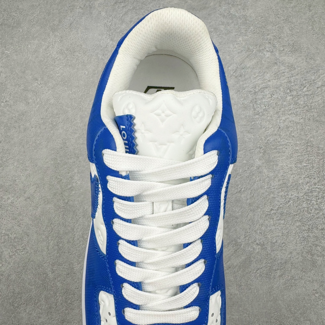 图片[5]-＃东莞纯原 市面独家顶级版本 Louis Vuitton lv x NK Air Force1 Low 空军重磅联名 至今巅峰之作 男款最新升级改良版 25个配色持续更新东莞大厂耗资原鞋开发 当时发售前基本上没货 2级市场买了两双回来开发 一双白蓝女鞋 一双全白男鞋 当时一双价格5w+ 拿到手上有点发抖 全鞋拼接工艺的完美衔接 看不出一点有拼接过的痕迹 最重要的鞋面材料 都需进口订做采用意大利Monogram 纳米牛皮 软度舒适度非常好 报废率也极高 全鞋工艺极其复杂鞋面的印花 压纹都是对于工厂新的摸索和挑战 原版大底私模开发 区别市场低价版本共用老款空军磨具大底 毕竟原版4-5万的鞋 做工材质都是进口最顶级的皮革 质地暗花烫金的拼接凸显高级和质感 鞋身非常轻便大底舒适度非常之高 完全改变了之前Force1 Low 的笨重硬度不舒适的设计 对于品牌和设计师不做多的介绍做好鞋也很想用情怀做铺垫可惜文字格不够 有喜欢关注此款很久的朋友可以考虑下顶级高端fake 一比一的细节 全身心的开发只为还原你购买后称赞还不错的潮鞋 男女鞋尺码 35 36 37 38 39 40 41 42 43 44 45 46-选品中心