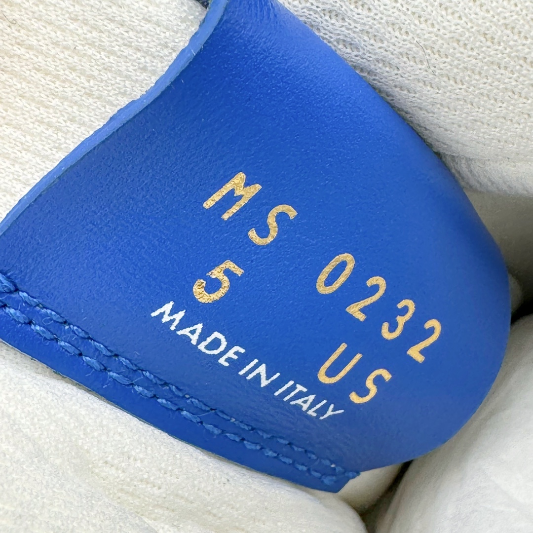 图片[14]-＃东莞纯原 市面独家顶级版本 Louis Vuitton lv x NK Air Force1 Low 空军重磅联名 至今巅峰之作 男款最新升级改良版 25个配色持续更新东莞大厂耗资原鞋开发 当时发售前基本上没货 2级市场买了两双回来开发 一双白蓝女鞋 一双全白男鞋 当时一双价格5w+ 拿到手上有点发抖 全鞋拼接工艺的完美衔接 看不出一点有拼接过的痕迹 最重要的鞋面材料 都需进口订做采用意大利Monogram 纳米牛皮 软度舒适度非常好 报废率也极高 全鞋工艺极其复杂鞋面的印花 压纹都是对于工厂新的摸索和挑战 原版大底私模开发 区别市场低价版本共用老款空军磨具大底 毕竟原版4-5万的鞋 做工材质都是进口最顶级的皮革 质地暗花烫金的拼接凸显高级和质感 鞋身非常轻便大底舒适度非常之高 完全改变了之前Force1 Low 的笨重硬度不舒适的设计 对于品牌和设计师不做多的介绍做好鞋也很想用情怀做铺垫可惜文字格不够 有喜欢关注此款很久的朋友可以考虑下顶级高端fake 一比一的细节 全身心的开发只为还原你购买后称赞还不错的潮鞋 男女鞋尺码 35 36 37 38 39 40 41 42 43 44 45 46-选品中心