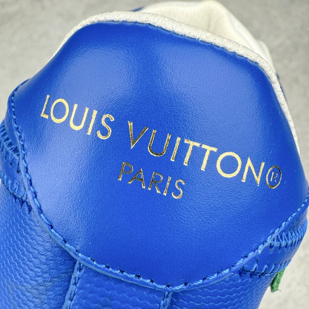 图片[15]-＃东莞纯原 市面独家顶级版本 Louis Vuitton lv x NK Air Force1 Low 空军重磅联名 至今巅峰之作 男款最新升级改良版 25个配色持续更新东莞大厂耗资原鞋开发 当时发售前基本上没货 2级市场买了两双回来开发 一双白蓝女鞋 一双全白男鞋 当时一双价格5w+ 拿到手上有点发抖 全鞋拼接工艺的完美衔接 看不出一点有拼接过的痕迹 最重要的鞋面材料 都需进口订做采用意大利Monogram 纳米牛皮 软度舒适度非常好 报废率也极高 全鞋工艺极其复杂鞋面的印花 压纹都是对于工厂新的摸索和挑战 原版大底私模开发 区别市场低价版本共用老款空军磨具大底 毕竟原版4-5万的鞋 做工材质都是进口最顶级的皮革 质地暗花烫金的拼接凸显高级和质感 鞋身非常轻便大底舒适度非常之高 完全改变了之前Force1 Low 的笨重硬度不舒适的设计 对于品牌和设计师不做多的介绍做好鞋也很想用情怀做铺垫可惜文字格不够 有喜欢关注此款很久的朋友可以考虑下顶级高端fake 一比一的细节 全身心的开发只为还原你购买后称赞还不错的潮鞋 男女鞋尺码 35 36 37 38 39 40 41 42 43 44 45 46-选品中心