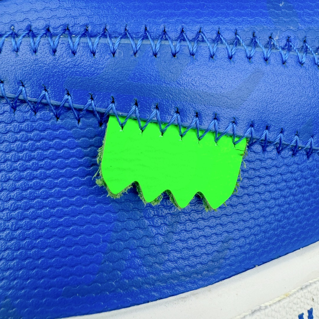 图片[11]-＃东莞纯原 市面独家顶级版本 Louis Vuitton lv x NK Air Force1 Low 空军重磅联名 至今巅峰之作 男款最新升级改良版 25个配色持续更新东莞大厂耗资原鞋开发 当时发售前基本上没货 2级市场买了两双回来开发 一双白蓝女鞋 一双全白男鞋 当时一双价格5w+ 拿到手上有点发抖 全鞋拼接工艺的完美衔接 看不出一点有拼接过的痕迹 最重要的鞋面材料 都需进口订做采用意大利Monogram 纳米牛皮 软度舒适度非常好 报废率也极高 全鞋工艺极其复杂鞋面的印花 压纹都是对于工厂新的摸索和挑战 原版大底私模开发 区别市场低价版本共用老款空军磨具大底 毕竟原版4-5万的鞋 做工材质都是进口最顶级的皮革 质地暗花烫金的拼接凸显高级和质感 鞋身非常轻便大底舒适度非常之高 完全改变了之前Force1 Low 的笨重硬度不舒适的设计 对于品牌和设计师不做多的介绍做好鞋也很想用情怀做铺垫可惜文字格不够 有喜欢关注此款很久的朋友可以考虑下顶级高端fake 一比一的细节 全身心的开发只为还原你购买后称赞还不错的潮鞋 男女鞋尺码 35 36 37 38 39 40 41 42 43 44 45 46-选品中心