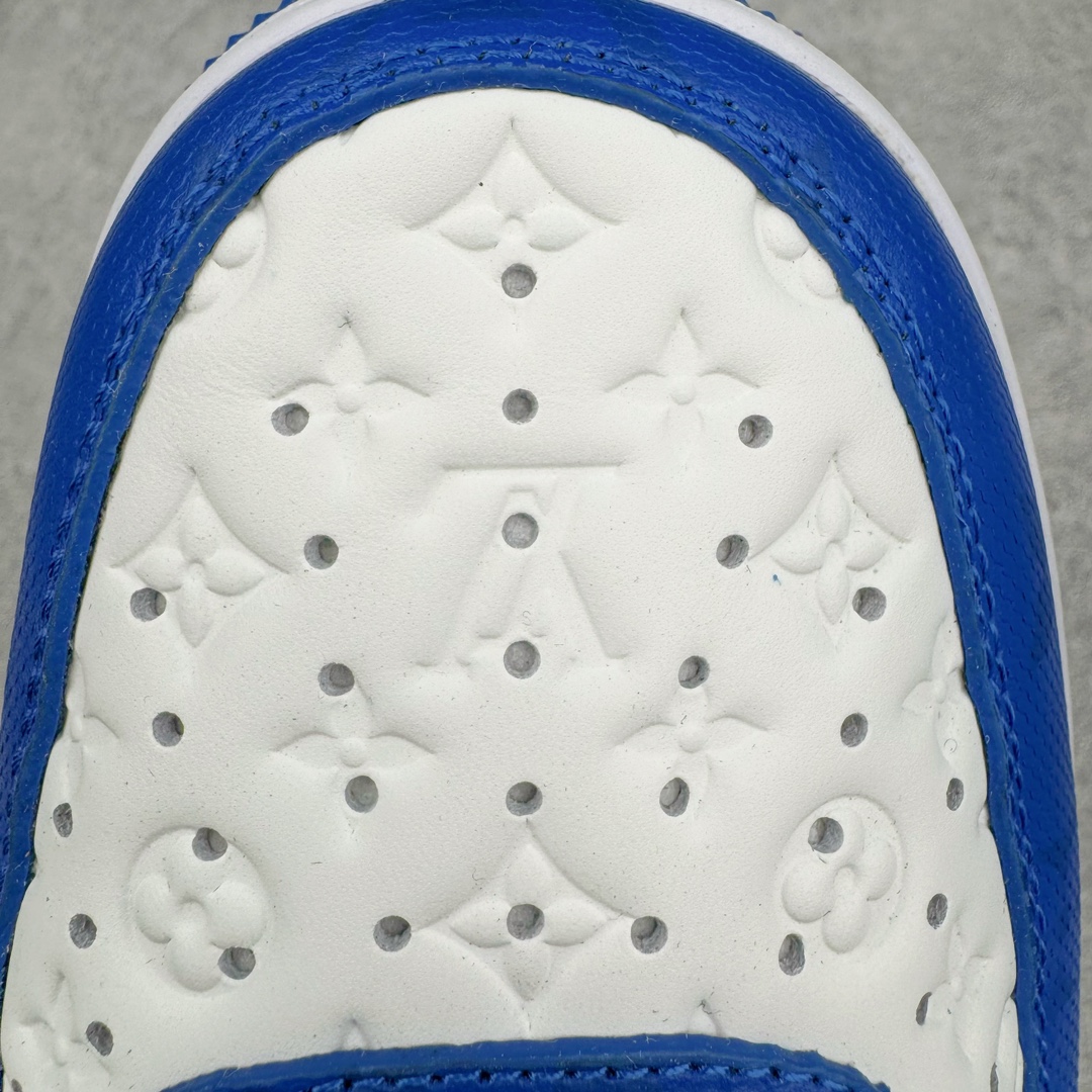 图片[13]-＃东莞纯原 市面独家顶级版本 Louis Vuitton lv x NK Air Force1 Low 空军重磅联名 至今巅峰之作 男款最新升级改良版 25个配色持续更新东莞大厂耗资原鞋开发 当时发售前基本上没货 2级市场买了两双回来开发 一双白蓝女鞋 一双全白男鞋 当时一双价格5w+ 拿到手上有点发抖 全鞋拼接工艺的完美衔接 看不出一点有拼接过的痕迹 最重要的鞋面材料 都需进口订做采用意大利Monogram 纳米牛皮 软度舒适度非常好 报废率也极高 全鞋工艺极其复杂鞋面的印花 压纹都是对于工厂新的摸索和挑战 原版大底私模开发 区别市场低价版本共用老款空军磨具大底 毕竟原版4-5万的鞋 做工材质都是进口最顶级的皮革 质地暗花烫金的拼接凸显高级和质感 鞋身非常轻便大底舒适度非常之高 完全改变了之前Force1 Low 的笨重硬度不舒适的设计 对于品牌和设计师不做多的介绍做好鞋也很想用情怀做铺垫可惜文字格不够 有喜欢关注此款很久的朋友可以考虑下顶级高端fake 一比一的细节 全身心的开发只为还原你购买后称赞还不错的潮鞋 男女鞋尺码 35 36 37 38 39 40 41 42 43 44 45 46-选品中心