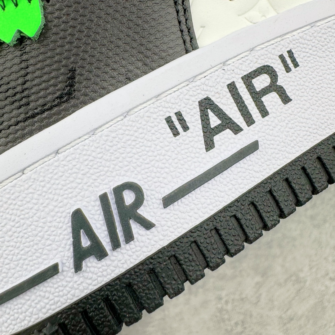 图片[17]-＃东莞纯原 市面独家顶级版本 Louis Vuitton lv x NK Air Force1 Low 空军重磅联名 至今巅峰之作 男款最新升级改良版 25个配色持续更新东莞大厂耗资原鞋开发 当时发售前基本上没货 2级市场买了两双回来开发 一双白蓝女鞋 一双全白男鞋 当时一双价格5w+ 拿到手上有点发抖 全鞋拼接工艺的完美衔接 看不出一点有拼接过的痕迹 最重要的鞋面材料 都需进口订做采用意大利Monogram 纳米牛皮 软度舒适度非常好 报废率也极高 全鞋工艺极其复杂鞋面的印花 压纹都是对于工厂新的摸索和挑战 原版大底私模开发 区别市场低价版本共用老款空军磨具大底 毕竟原版4-5万的鞋 做工材质都是进口最顶级的皮革 质地暗花烫金的拼接凸显高级和质感 鞋身非常轻便大底舒适度非常之高 完全改变了之前Force1 Low 的笨重硬度不舒适的设计 对于品牌和设计师不做多的介绍做好鞋也很想用情怀做铺垫可惜文字格不够 有喜欢关注此款很久的朋友可以考虑下顶级高端fake 一比一的细节 全身心的开发只为还原你购买后称赞还不错的潮鞋 男女鞋尺码 35 36 37 38 39 40 41 42 43 44 45 46-选品中心