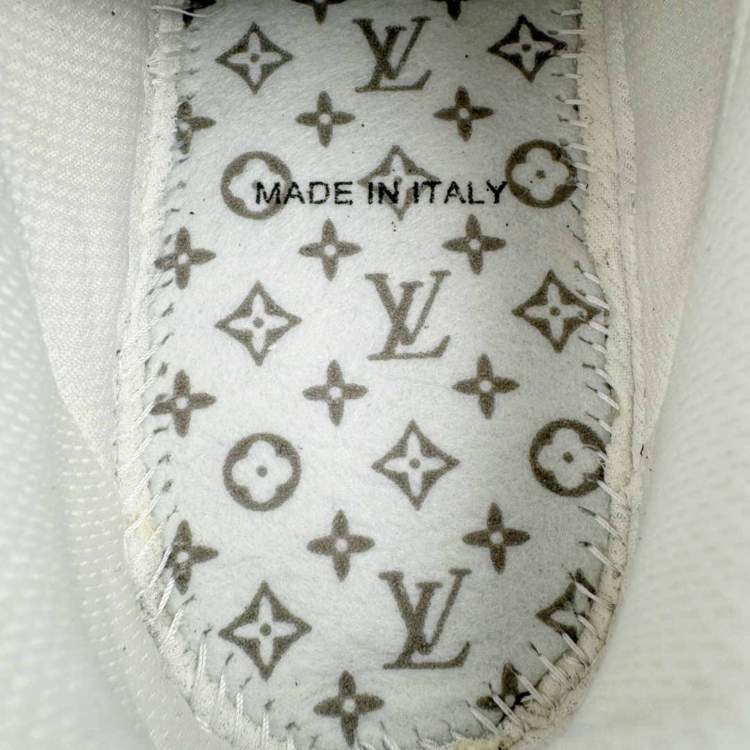 图片[10]-＃东莞纯原 市面独家顶级版本 Louis Vuitton lv x NK Air Force1 Low 空军重磅联名 至今巅峰之作 男款最新升级改良版 25个配色持续更新东莞大厂耗资原鞋开发 当时发售前基本上没货 2级市场买了两双回来开发 一双白蓝女鞋 一双全白男鞋 当时一双价格5w+ 拿到手上有点发抖 全鞋拼接工艺的完美衔接 看不出一点有拼接过的痕迹 最重要的鞋面材料 都需进口订做采用意大利Monogram 纳米牛皮 软度舒适度非常好 报废率也极高 全鞋工艺极其复杂鞋面的印花 压纹都是对于工厂新的摸索和挑战 原版大底私模开发 区别市场低价版本共用老款空军磨具大底 毕竟原版4-5万的鞋 做工材质都是进口最顶级的皮革 质地暗花烫金的拼接凸显高级和质感 鞋身非常轻便大底舒适度非常之高 完全改变了之前Force1 Low 的笨重硬度不舒适的设计 对于品牌和设计师不做多的介绍做好鞋也很想用情怀做铺垫可惜文字格不够 有喜欢关注此款很久的朋友可以考虑下顶级高端fake 一比一的细节 全身心的开发只为还原你购买后称赞还不错的潮鞋 男女鞋尺码 35 36 37 38 39 40 41 42 43 44 45 46-选品中心