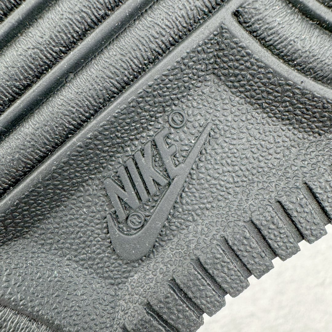 图片[18]-＃东莞纯原 市面独家顶级版本 Louis Vuitton lv x NK Air Force1 Low 空军重磅联名 至今巅峰之作 男款最新升级改良版 25个配色持续更新东莞大厂耗资原鞋开发 当时发售前基本上没货 2级市场买了两双回来开发 一双白蓝女鞋 一双全白男鞋 当时一双价格5w+ 拿到手上有点发抖 全鞋拼接工艺的完美衔接 看不出一点有拼接过的痕迹 最重要的鞋面材料 都需进口订做采用意大利Monogram 纳米牛皮 软度舒适度非常好 报废率也极高 全鞋工艺极其复杂鞋面的印花 压纹都是对于工厂新的摸索和挑战 原版大底私模开发 区别市场低价版本共用老款空军磨具大底 毕竟原版4-5万的鞋 做工材质都是进口最顶级的皮革 质地暗花烫金的拼接凸显高级和质感 鞋身非常轻便大底舒适度非常之高 完全改变了之前Force1 Low 的笨重硬度不舒适的设计 对于品牌和设计师不做多的介绍做好鞋也很想用情怀做铺垫可惜文字格不够 有喜欢关注此款很久的朋友可以考虑下顶级高端fake 一比一的细节 全身心的开发只为还原你购买后称赞还不错的潮鞋 男女鞋尺码 35 36 37 38 39 40 41 42 43 44 45 46-选品中心