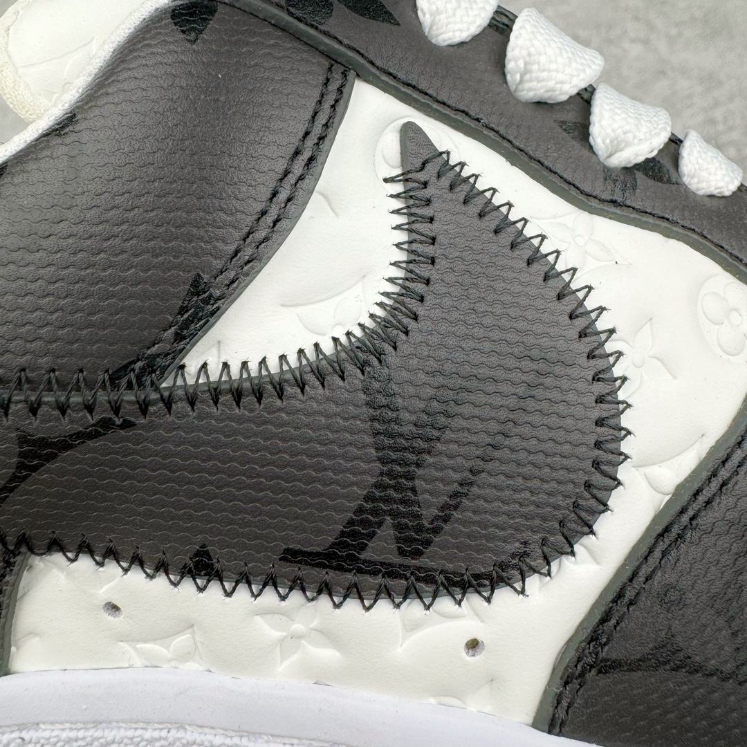 图片[19]-＃东莞纯原 市面独家顶级版本 Louis Vuitton lv x NK Air Force1 Low 空军重磅联名 至今巅峰之作 男款最新升级改良版 25个配色持续更新东莞大厂耗资原鞋开发 当时发售前基本上没货 2级市场买了两双回来开发 一双白蓝女鞋 一双全白男鞋 当时一双价格5w+ 拿到手上有点发抖 全鞋拼接工艺的完美衔接 看不出一点有拼接过的痕迹 最重要的鞋面材料 都需进口订做采用意大利Monogram 纳米牛皮 软度舒适度非常好 报废率也极高 全鞋工艺极其复杂鞋面的印花 压纹都是对于工厂新的摸索和挑战 原版大底私模开发 区别市场低价版本共用老款空军磨具大底 毕竟原版4-5万的鞋 做工材质都是进口最顶级的皮革 质地暗花烫金的拼接凸显高级和质感 鞋身非常轻便大底舒适度非常之高 完全改变了之前Force1 Low 的笨重硬度不舒适的设计 对于品牌和设计师不做多的介绍做好鞋也很想用情怀做铺垫可惜文字格不够 有喜欢关注此款很久的朋友可以考虑下顶级高端fake 一比一的细节 全身心的开发只为还原你购买后称赞还不错的潮鞋 男女鞋尺码 35 36 37 38 39 40 41 42 43 44 45 46-选品中心