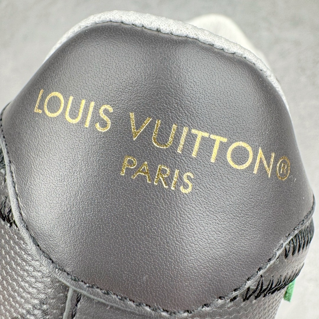 图片[15]-＃东莞纯原 市面独家顶级版本 Louis Vuitton lv x NK Air Force1 Low 空军重磅联名 至今巅峰之作 男款最新升级改良版 25个配色持续更新东莞大厂耗资原鞋开发 当时发售前基本上没货 2级市场买了两双回来开发 一双白蓝女鞋 一双全白男鞋 当时一双价格5w+ 拿到手上有点发抖 全鞋拼接工艺的完美衔接 看不出一点有拼接过的痕迹 最重要的鞋面材料 都需进口订做采用意大利Monogram 纳米牛皮 软度舒适度非常好 报废率也极高 全鞋工艺极其复杂鞋面的印花 压纹都是对于工厂新的摸索和挑战 原版大底私模开发 区别市场低价版本共用老款空军磨具大底 毕竟原版4-5万的鞋 做工材质都是进口最顶级的皮革 质地暗花烫金的拼接凸显高级和质感 鞋身非常轻便大底舒适度非常之高 完全改变了之前Force1 Low 的笨重硬度不舒适的设计 对于品牌和设计师不做多的介绍做好鞋也很想用情怀做铺垫可惜文字格不够 有喜欢关注此款很久的朋友可以考虑下顶级高端fake 一比一的细节 全身心的开发只为还原你购买后称赞还不错的潮鞋 男女鞋尺码 35 36 37 38 39 40 41 42 43 44 45 46-选品中心