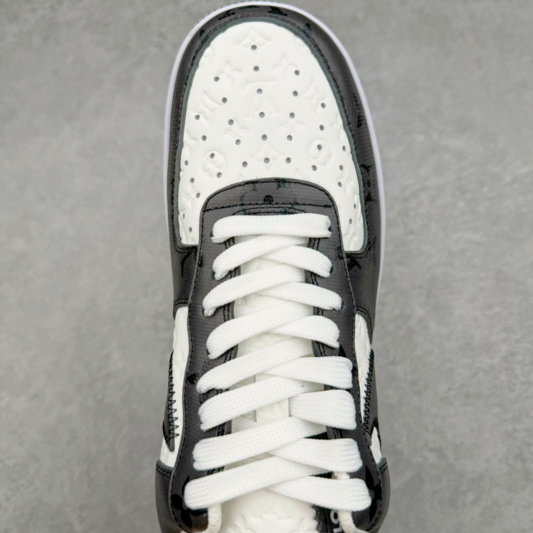图片[4]-＃东莞纯原 市面独家顶级版本 Louis Vuitton lv x NK Air Force1 Low 空军重磅联名 至今巅峰之作 男款最新升级改良版 25个配色持续更新东莞大厂耗资原鞋开发 当时发售前基本上没货 2级市场买了两双回来开发 一双白蓝女鞋 一双全白男鞋 当时一双价格5w+ 拿到手上有点发抖 全鞋拼接工艺的完美衔接 看不出一点有拼接过的痕迹 最重要的鞋面材料 都需进口订做采用意大利Monogram 纳米牛皮 软度舒适度非常好 报废率也极高 全鞋工艺极其复杂鞋面的印花 压纹都是对于工厂新的摸索和挑战 原版大底私模开发 区别市场低价版本共用老款空军磨具大底 毕竟原版4-5万的鞋 做工材质都是进口最顶级的皮革 质地暗花烫金的拼接凸显高级和质感 鞋身非常轻便大底舒适度非常之高 完全改变了之前Force1 Low 的笨重硬度不舒适的设计 对于品牌和设计师不做多的介绍做好鞋也很想用情怀做铺垫可惜文字格不够 有喜欢关注此款很久的朋友可以考虑下顶级高端fake 一比一的细节 全身心的开发只为还原你购买后称赞还不错的潮鞋 男女鞋尺码 35 36 37 38 39 40 41 42 43 44 45 46-选品中心