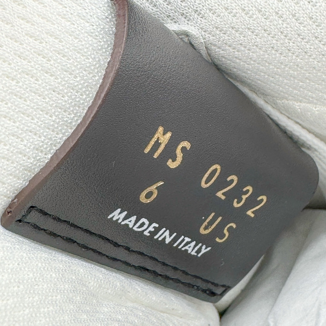 图片[11]-＃东莞纯原 市面独家顶级版本 Louis Vuitton lv x NK Air Force1 Low 空军重磅联名 至今巅峰之作 男款最新升级改良版 25个配色持续更新东莞大厂耗资原鞋开发 当时发售前基本上没货 2级市场买了两双回来开发 一双白蓝女鞋 一双全白男鞋 当时一双价格5w+ 拿到手上有点发抖 全鞋拼接工艺的完美衔接 看不出一点有拼接过的痕迹 最重要的鞋面材料 都需进口订做采用意大利Monogram 纳米牛皮 软度舒适度非常好 报废率也极高 全鞋工艺极其复杂鞋面的印花 压纹都是对于工厂新的摸索和挑战 原版大底私模开发 区别市场低价版本共用老款空军磨具大底 毕竟原版4-5万的鞋 做工材质都是进口最顶级的皮革 质地暗花烫金的拼接凸显高级和质感 鞋身非常轻便大底舒适度非常之高 完全改变了之前Force1 Low 的笨重硬度不舒适的设计 对于品牌和设计师不做多的介绍做好鞋也很想用情怀做铺垫可惜文字格不够 有喜欢关注此款很久的朋友可以考虑下顶级高端fake 一比一的细节 全身心的开发只为还原你购买后称赞还不错的潮鞋 男女鞋尺码 35 36 37 38 39 40 41 42 43 44 45 46-选品中心