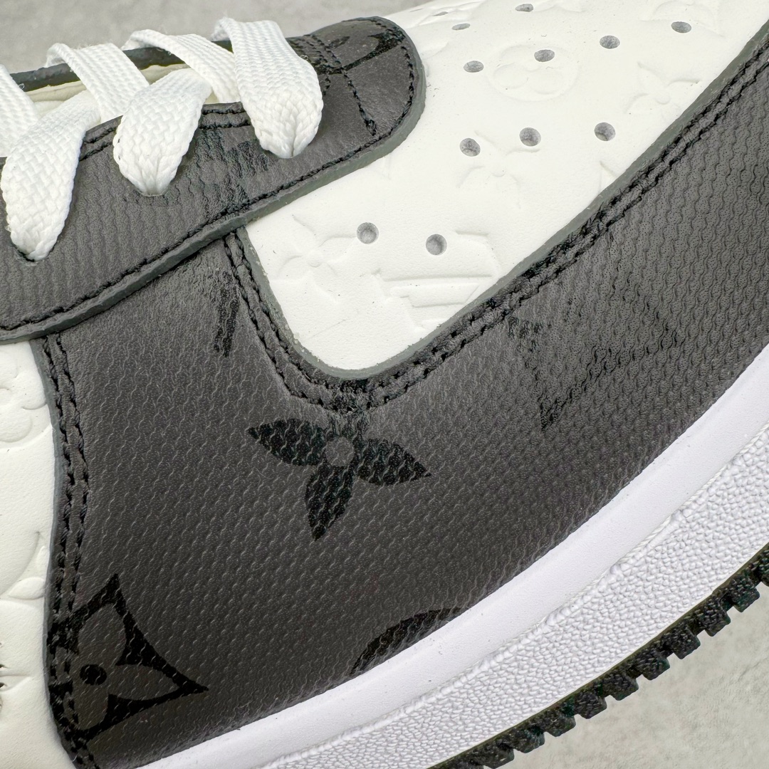 图片[13]-＃东莞纯原 市面独家顶级版本 Louis Vuitton lv x NK Air Force1 Low 空军重磅联名 至今巅峰之作 男款最新升级改良版 25个配色持续更新东莞大厂耗资原鞋开发 当时发售前基本上没货 2级市场买了两双回来开发 一双白蓝女鞋 一双全白男鞋 当时一双价格5w+ 拿到手上有点发抖 全鞋拼接工艺的完美衔接 看不出一点有拼接过的痕迹 最重要的鞋面材料 都需进口订做采用意大利Monogram 纳米牛皮 软度舒适度非常好 报废率也极高 全鞋工艺极其复杂鞋面的印花 压纹都是对于工厂新的摸索和挑战 原版大底私模开发 区别市场低价版本共用老款空军磨具大底 毕竟原版4-5万的鞋 做工材质都是进口最顶级的皮革 质地暗花烫金的拼接凸显高级和质感 鞋身非常轻便大底舒适度非常之高 完全改变了之前Force1 Low 的笨重硬度不舒适的设计 对于品牌和设计师不做多的介绍做好鞋也很想用情怀做铺垫可惜文字格不够 有喜欢关注此款很久的朋友可以考虑下顶级高端fake 一比一的细节 全身心的开发只为还原你购买后称赞还不错的潮鞋 男女鞋尺码 35 36 37 38 39 40 41 42 43 44 45 46-选品中心