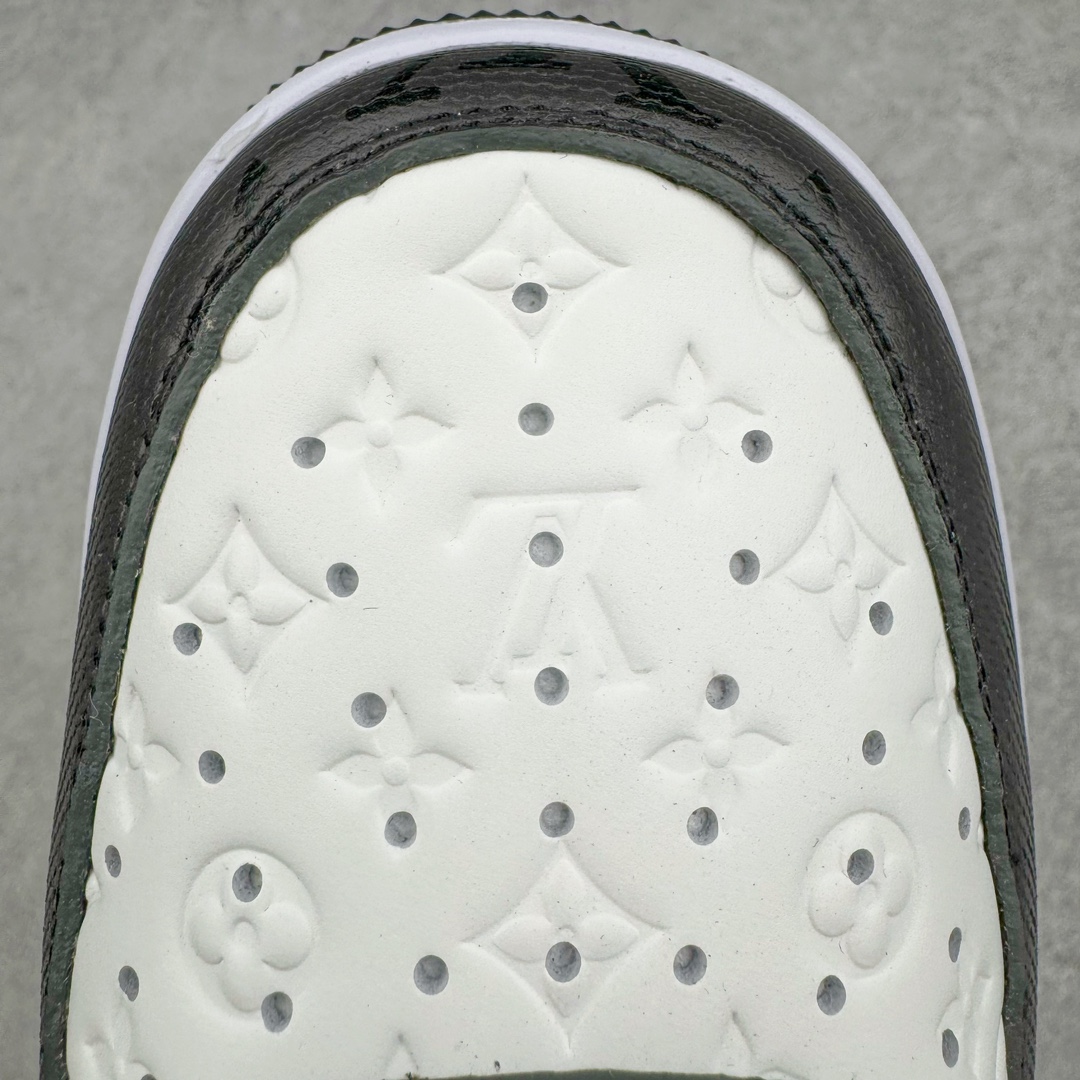 图片[14]-＃东莞纯原 市面独家顶级版本 Louis Vuitton lv x NK Air Force1 Low 空军重磅联名 至今巅峰之作 男款最新升级改良版 25个配色持续更新东莞大厂耗资原鞋开发 当时发售前基本上没货 2级市场买了两双回来开发 一双白蓝女鞋 一双全白男鞋 当时一双价格5w+ 拿到手上有点发抖 全鞋拼接工艺的完美衔接 看不出一点有拼接过的痕迹 最重要的鞋面材料 都需进口订做采用意大利Monogram 纳米牛皮 软度舒适度非常好 报废率也极高 全鞋工艺极其复杂鞋面的印花 压纹都是对于工厂新的摸索和挑战 原版大底私模开发 区别市场低价版本共用老款空军磨具大底 毕竟原版4-5万的鞋 做工材质都是进口最顶级的皮革 质地暗花烫金的拼接凸显高级和质感 鞋身非常轻便大底舒适度非常之高 完全改变了之前Force1 Low 的笨重硬度不舒适的设计 对于品牌和设计师不做多的介绍做好鞋也很想用情怀做铺垫可惜文字格不够 有喜欢关注此款很久的朋友可以考虑下顶级高端fake 一比一的细节 全身心的开发只为还原你购买后称赞还不错的潮鞋 男女鞋尺码 35 36 37 38 39 40 41 42 43 44 45 46-选品中心
