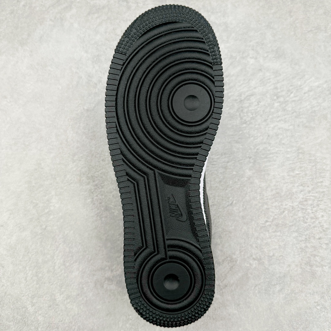 图片[9]-＃东莞纯原 市面独家顶级版本 Louis Vuitton lv x NK Air Force1 Low 空军重磅联名 至今巅峰之作 男款最新升级改良版 25个配色持续更新东莞大厂耗资原鞋开发 当时发售前基本上没货 2级市场买了两双回来开发 一双白蓝女鞋 一双全白男鞋 当时一双价格5w+ 拿到手上有点发抖 全鞋拼接工艺的完美衔接 看不出一点有拼接过的痕迹 最重要的鞋面材料 都需进口订做采用意大利Monogram 纳米牛皮 软度舒适度非常好 报废率也极高 全鞋工艺极其复杂鞋面的印花 压纹都是对于工厂新的摸索和挑战 原版大底私模开发 区别市场低价版本共用老款空军磨具大底 毕竟原版4-5万的鞋 做工材质都是进口最顶级的皮革 质地暗花烫金的拼接凸显高级和质感 鞋身非常轻便大底舒适度非常之高 完全改变了之前Force1 Low 的笨重硬度不舒适的设计 对于品牌和设计师不做多的介绍做好鞋也很想用情怀做铺垫可惜文字格不够 有喜欢关注此款很久的朋友可以考虑下顶级高端fake 一比一的细节 全身心的开发只为还原你购买后称赞还不错的潮鞋 男女鞋尺码 35 36 37 38 39 40 41 42 43 44 45 46-选品中心