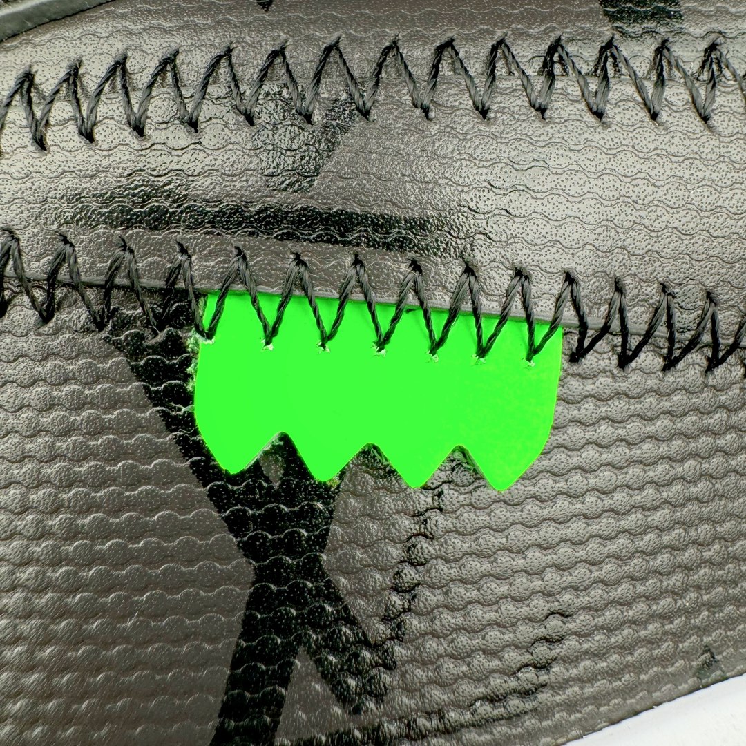 图片[16]-＃东莞纯原 市面独家顶级版本 Louis Vuitton lv x NK Air Force1 Low 空军重磅联名 至今巅峰之作 男款最新升级改良版 25个配色持续更新东莞大厂耗资原鞋开发 当时发售前基本上没货 2级市场买了两双回来开发 一双白蓝女鞋 一双全白男鞋 当时一双价格5w+ 拿到手上有点发抖 全鞋拼接工艺的完美衔接 看不出一点有拼接过的痕迹 最重要的鞋面材料 都需进口订做采用意大利Monogram 纳米牛皮 软度舒适度非常好 报废率也极高 全鞋工艺极其复杂鞋面的印花 压纹都是对于工厂新的摸索和挑战 原版大底私模开发 区别市场低价版本共用老款空军磨具大底 毕竟原版4-5万的鞋 做工材质都是进口最顶级的皮革 质地暗花烫金的拼接凸显高级和质感 鞋身非常轻便大底舒适度非常之高 完全改变了之前Force1 Low 的笨重硬度不舒适的设计 对于品牌和设计师不做多的介绍做好鞋也很想用情怀做铺垫可惜文字格不够 有喜欢关注此款很久的朋友可以考虑下顶级高端fake 一比一的细节 全身心的开发只为还原你购买后称赞还不错的潮鞋 男女鞋尺码 35 36 37 38 39 40 41 42 43 44 45 46-选品中心