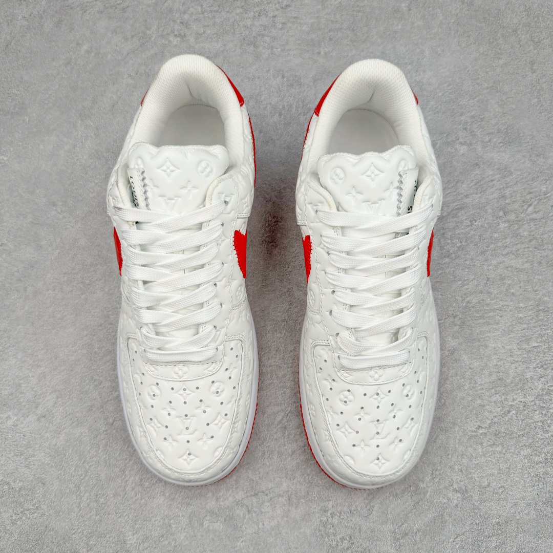 图片[2]-＃东莞纯原 市面独家顶级版本 Louis Vuitton lv x NK Air Force1 Low 空军重磅联名 至今巅峰之作 男款最新升级改良版 25个配色持续更新东莞大厂耗资原鞋开发 当时发售前基本上没货 2级市场买了两双回来开发 一双白蓝女鞋 一双全白男鞋 当时一双价格5w+ 拿到手上有点发抖 全鞋拼接工艺的完美衔接 看不出一点有拼接过的痕迹 最重要的鞋面材料 都需进口订做采用意大利Monogram 纳米牛皮 软度舒适度非常好 报废率也极高 全鞋工艺极其复杂鞋面的印花 压纹都是对于工厂新的摸索和挑战 原版大底私模开发 区别市场低价版本共用老款空军磨具大底 毕竟原版4-5万的鞋 做工材质都是进口最顶级的皮革 质地暗花烫金的拼接凸显高级和质感 鞋身非常轻便大底舒适度非常之高 完全改变了之前Force1 Low 的笨重硬度不舒适的设计 对于品牌和设计师不做多的介绍做好鞋也很想用情怀做铺垫可惜文字格不够 有喜欢关注此款很久的朋友可以考虑下顶级高端fake 一比一的细节 全身心的开发只为还原你购买后称赞还不错的潮鞋 男女鞋尺码 35 36 37 38 39 40 41 42 43 44 45 46-选品中心