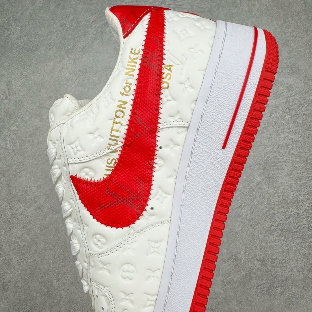 图片[7]-＃东莞纯原 市面独家顶级版本 Louis Vuitton lv x NK Air Force1 Low 空军重磅联名 至今巅峰之作 男款最新升级改良版 25个配色持续更新东莞大厂耗资原鞋开发 当时发售前基本上没货 2级市场买了两双回来开发 一双白蓝女鞋 一双全白男鞋 当时一双价格5w+ 拿到手上有点发抖 全鞋拼接工艺的完美衔接 看不出一点有拼接过的痕迹 最重要的鞋面材料 都需进口订做采用意大利Monogram 纳米牛皮 软度舒适度非常好 报废率也极高 全鞋工艺极其复杂鞋面的印花 压纹都是对于工厂新的摸索和挑战 原版大底私模开发 区别市场低价版本共用老款空军磨具大底 毕竟原版4-5万的鞋 做工材质都是进口最顶级的皮革 质地暗花烫金的拼接凸显高级和质感 鞋身非常轻便大底舒适度非常之高 完全改变了之前Force1 Low 的笨重硬度不舒适的设计 对于品牌和设计师不做多的介绍做好鞋也很想用情怀做铺垫可惜文字格不够 有喜欢关注此款很久的朋友可以考虑下顶级高端fake 一比一的细节 全身心的开发只为还原你购买后称赞还不错的潮鞋 男女鞋尺码 35 36 37 38 39 40 41 42 43 44 45 46-选品中心