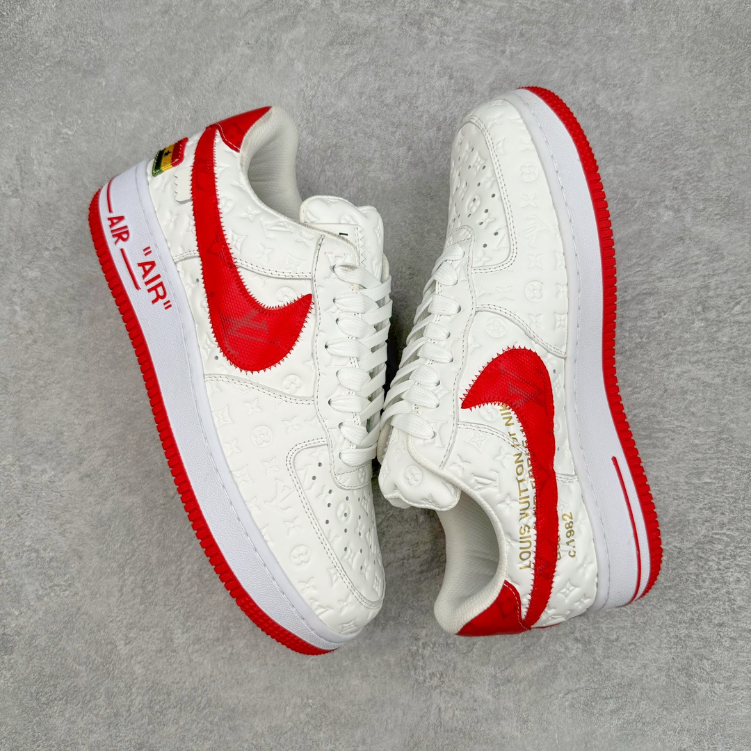 图片[3]-＃东莞纯原 市面独家顶级版本 Louis Vuitton lv x NK Air Force1 Low 空军重磅联名 至今巅峰之作 男款最新升级改良版 25个配色持续更新东莞大厂耗资原鞋开发 当时发售前基本上没货 2级市场买了两双回来开发 一双白蓝女鞋 一双全白男鞋 当时一双价格5w+ 拿到手上有点发抖 全鞋拼接工艺的完美衔接 看不出一点有拼接过的痕迹 最重要的鞋面材料 都需进口订做采用意大利Monogram 纳米牛皮 软度舒适度非常好 报废率也极高 全鞋工艺极其复杂鞋面的印花 压纹都是对于工厂新的摸索和挑战 原版大底私模开发 区别市场低价版本共用老款空军磨具大底 毕竟原版4-5万的鞋 做工材质都是进口最顶级的皮革 质地暗花烫金的拼接凸显高级和质感 鞋身非常轻便大底舒适度非常之高 完全改变了之前Force1 Low 的笨重硬度不舒适的设计 对于品牌和设计师不做多的介绍做好鞋也很想用情怀做铺垫可惜文字格不够 有喜欢关注此款很久的朋友可以考虑下顶级高端fake 一比一的细节 全身心的开发只为还原你购买后称赞还不错的潮鞋 男女鞋尺码 35 36 37 38 39 40 41 42 43 44 45 46-选品中心