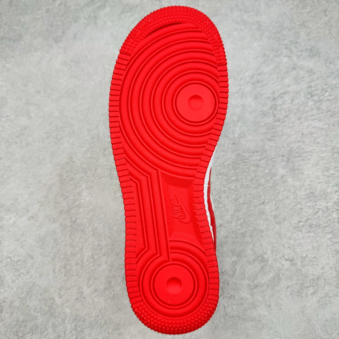 图片[9]-＃东莞纯原 市面独家顶级版本 Louis Vuitton lv x NK Air Force1 Low 空军重磅联名 至今巅峰之作 男款最新升级改良版 25个配色持续更新东莞大厂耗资原鞋开发 当时发售前基本上没货 2级市场买了两双回来开发 一双白蓝女鞋 一双全白男鞋 当时一双价格5w+ 拿到手上有点发抖 全鞋拼接工艺的完美衔接 看不出一点有拼接过的痕迹 最重要的鞋面材料 都需进口订做采用意大利Monogram 纳米牛皮 软度舒适度非常好 报废率也极高 全鞋工艺极其复杂鞋面的印花 压纹都是对于工厂新的摸索和挑战 原版大底私模开发 区别市场低价版本共用老款空军磨具大底 毕竟原版4-5万的鞋 做工材质都是进口最顶级的皮革 质地暗花烫金的拼接凸显高级和质感 鞋身非常轻便大底舒适度非常之高 完全改变了之前Force1 Low 的笨重硬度不舒适的设计 对于品牌和设计师不做多的介绍做好鞋也很想用情怀做铺垫可惜文字格不够 有喜欢关注此款很久的朋友可以考虑下顶级高端fake 一比一的细节 全身心的开发只为还原你购买后称赞还不错的潮鞋 男女鞋尺码 35 36 37 38 39 40 41 42 43 44 45 46-选品中心