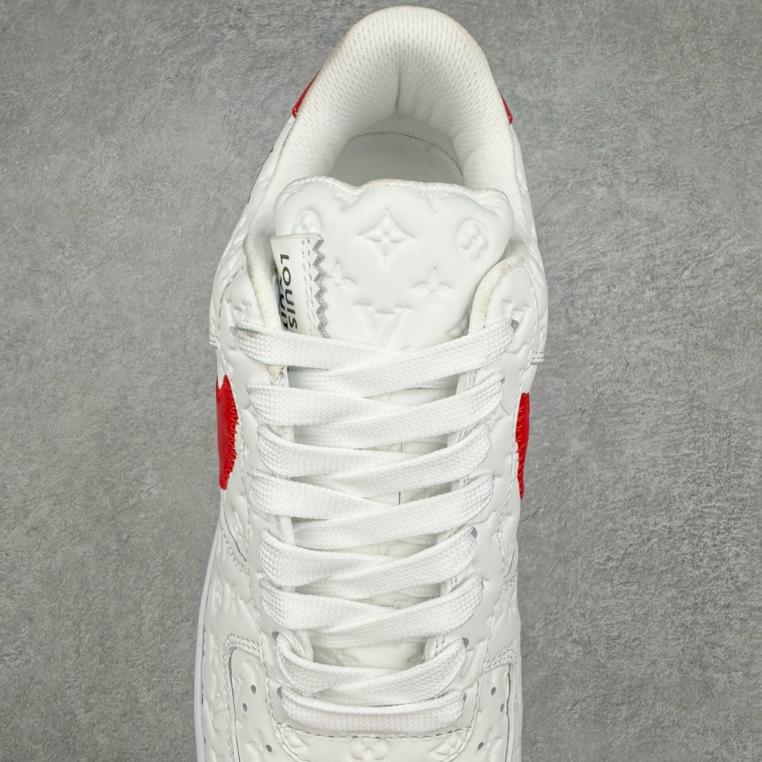 图片[5]-＃东莞纯原 市面独家顶级版本 Louis Vuitton lv x NK Air Force1 Low 空军重磅联名 至今巅峰之作 男款最新升级改良版 25个配色持续更新东莞大厂耗资原鞋开发 当时发售前基本上没货 2级市场买了两双回来开发 一双白蓝女鞋 一双全白男鞋 当时一双价格5w+ 拿到手上有点发抖 全鞋拼接工艺的完美衔接 看不出一点有拼接过的痕迹 最重要的鞋面材料 都需进口订做采用意大利Monogram 纳米牛皮 软度舒适度非常好 报废率也极高 全鞋工艺极其复杂鞋面的印花 压纹都是对于工厂新的摸索和挑战 原版大底私模开发 区别市场低价版本共用老款空军磨具大底 毕竟原版4-5万的鞋 做工材质都是进口最顶级的皮革 质地暗花烫金的拼接凸显高级和质感 鞋身非常轻便大底舒适度非常之高 完全改变了之前Force1 Low 的笨重硬度不舒适的设计 对于品牌和设计师不做多的介绍做好鞋也很想用情怀做铺垫可惜文字格不够 有喜欢关注此款很久的朋友可以考虑下顶级高端fake 一比一的细节 全身心的开发只为还原你购买后称赞还不错的潮鞋 男女鞋尺码 35 36 37 38 39 40 41 42 43 44 45 46-选品中心