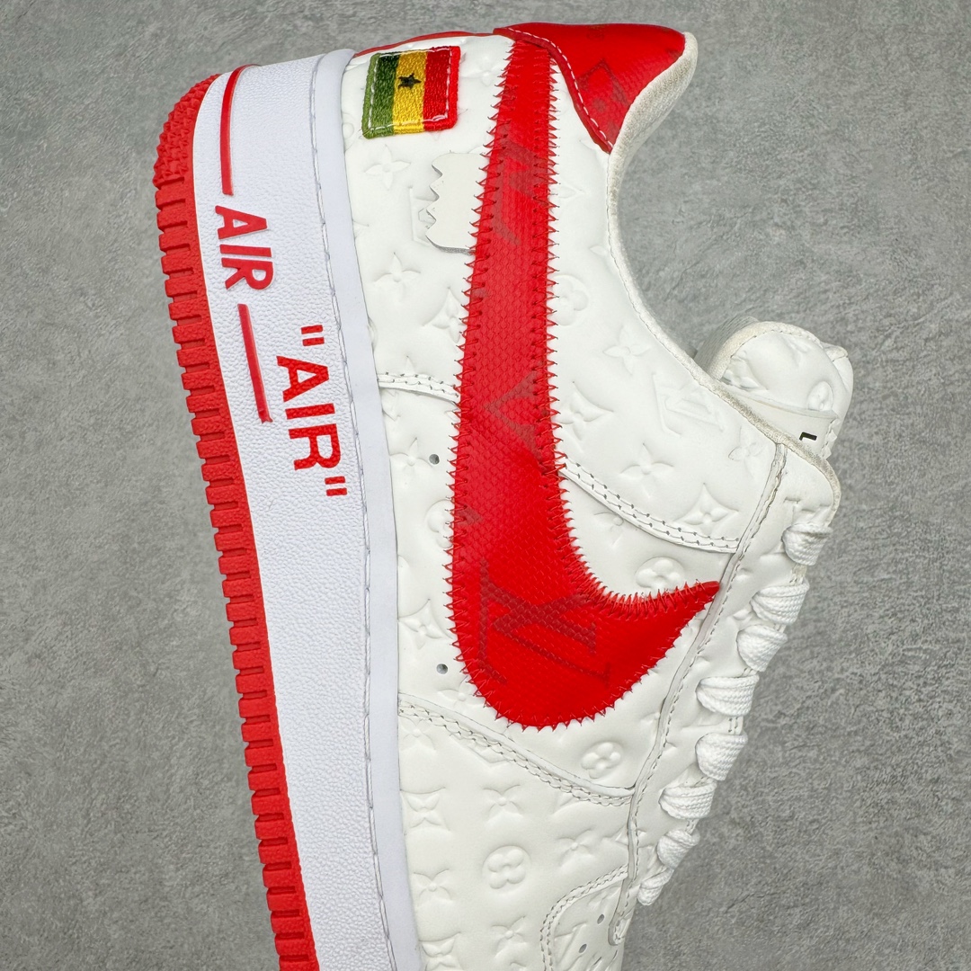 图片[6]-＃东莞纯原 市面独家顶级版本 Louis Vuitton lv x NK Air Force1 Low 空军重磅联名 至今巅峰之作 男款最新升级改良版 25个配色持续更新东莞大厂耗资原鞋开发 当时发售前基本上没货 2级市场买了两双回来开发 一双白蓝女鞋 一双全白男鞋 当时一双价格5w+ 拿到手上有点发抖 全鞋拼接工艺的完美衔接 看不出一点有拼接过的痕迹 最重要的鞋面材料 都需进口订做采用意大利Monogram 纳米牛皮 软度舒适度非常好 报废率也极高 全鞋工艺极其复杂鞋面的印花 压纹都是对于工厂新的摸索和挑战 原版大底私模开发 区别市场低价版本共用老款空军磨具大底 毕竟原版4-5万的鞋 做工材质都是进口最顶级的皮革 质地暗花烫金的拼接凸显高级和质感 鞋身非常轻便大底舒适度非常之高 完全改变了之前Force1 Low 的笨重硬度不舒适的设计 对于品牌和设计师不做多的介绍做好鞋也很想用情怀做铺垫可惜文字格不够 有喜欢关注此款很久的朋友可以考虑下顶级高端fake 一比一的细节 全身心的开发只为还原你购买后称赞还不错的潮鞋 男女鞋尺码 35 36 37 38 39 40 41 42 43 44 45 46-选品中心