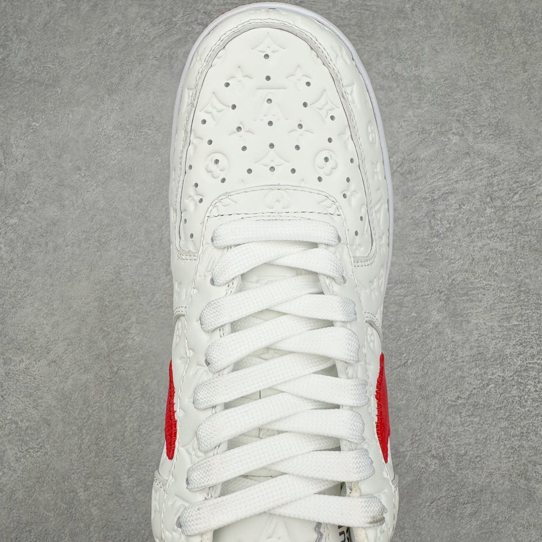 图片[4]-＃东莞纯原 市面独家顶级版本 Louis Vuitton lv x NK Air Force1 Low 空军重磅联名 至今巅峰之作 男款最新升级改良版 25个配色持续更新东莞大厂耗资原鞋开发 当时发售前基本上没货 2级市场买了两双回来开发 一双白蓝女鞋 一双全白男鞋 当时一双价格5w+ 拿到手上有点发抖 全鞋拼接工艺的完美衔接 看不出一点有拼接过的痕迹 最重要的鞋面材料 都需进口订做采用意大利Monogram 纳米牛皮 软度舒适度非常好 报废率也极高 全鞋工艺极其复杂鞋面的印花 压纹都是对于工厂新的摸索和挑战 原版大底私模开发 区别市场低价版本共用老款空军磨具大底 毕竟原版4-5万的鞋 做工材质都是进口最顶级的皮革 质地暗花烫金的拼接凸显高级和质感 鞋身非常轻便大底舒适度非常之高 完全改变了之前Force1 Low 的笨重硬度不舒适的设计 对于品牌和设计师不做多的介绍做好鞋也很想用情怀做铺垫可惜文字格不够 有喜欢关注此款很久的朋友可以考虑下顶级高端fake 一比一的细节 全身心的开发只为还原你购买后称赞还不错的潮鞋 男女鞋尺码 35 36 37 38 39 40 41 42 43 44 45 46-选品中心